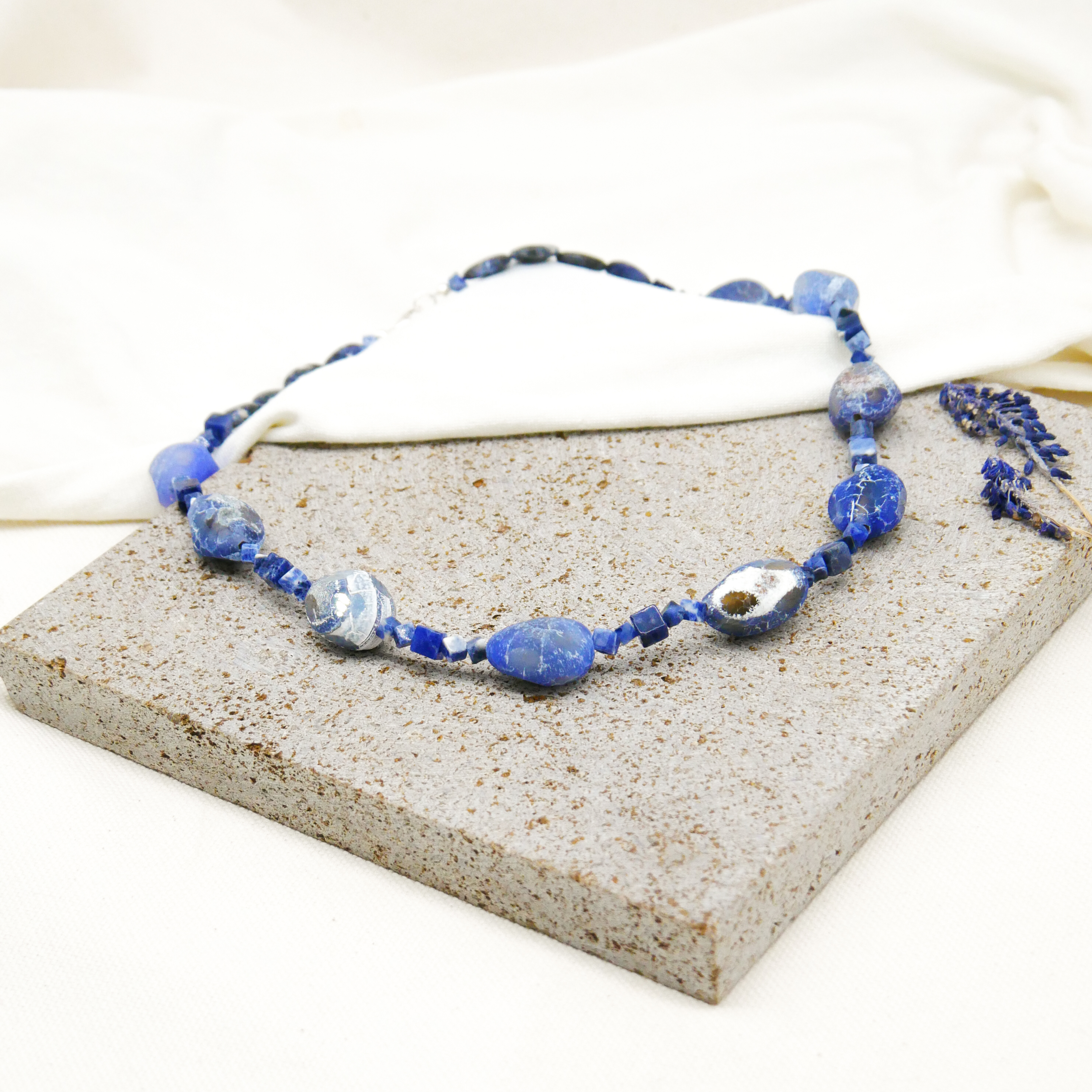  "Crystal Mountain", Kette ca. 59 cm, Sodalit und blau gefärbter Achat, Verschluss 925 Silber