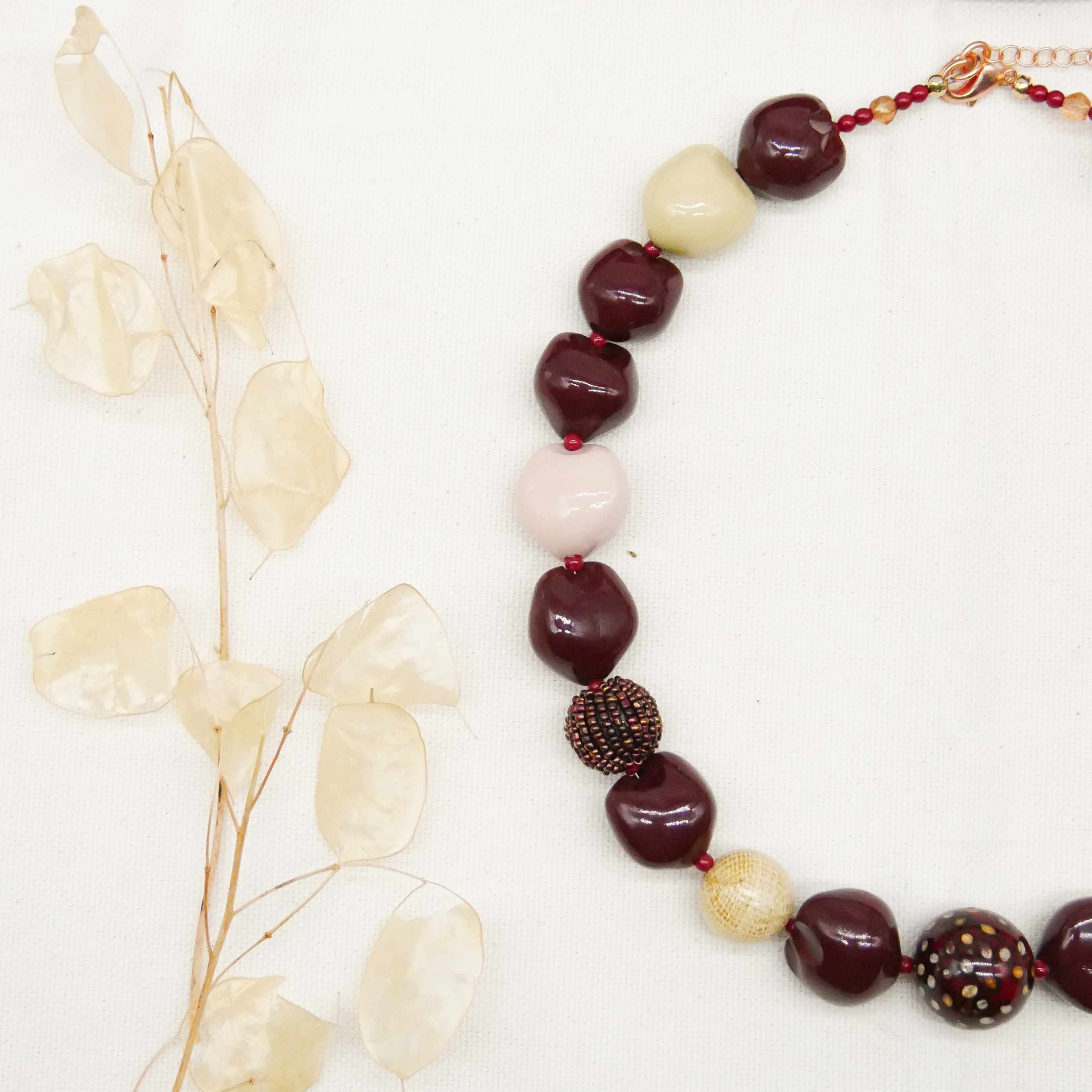  "Summer Feeling" Kette ca. 60 cm, Lumba Samen, Glasperlen, Resin Perle, wein 
