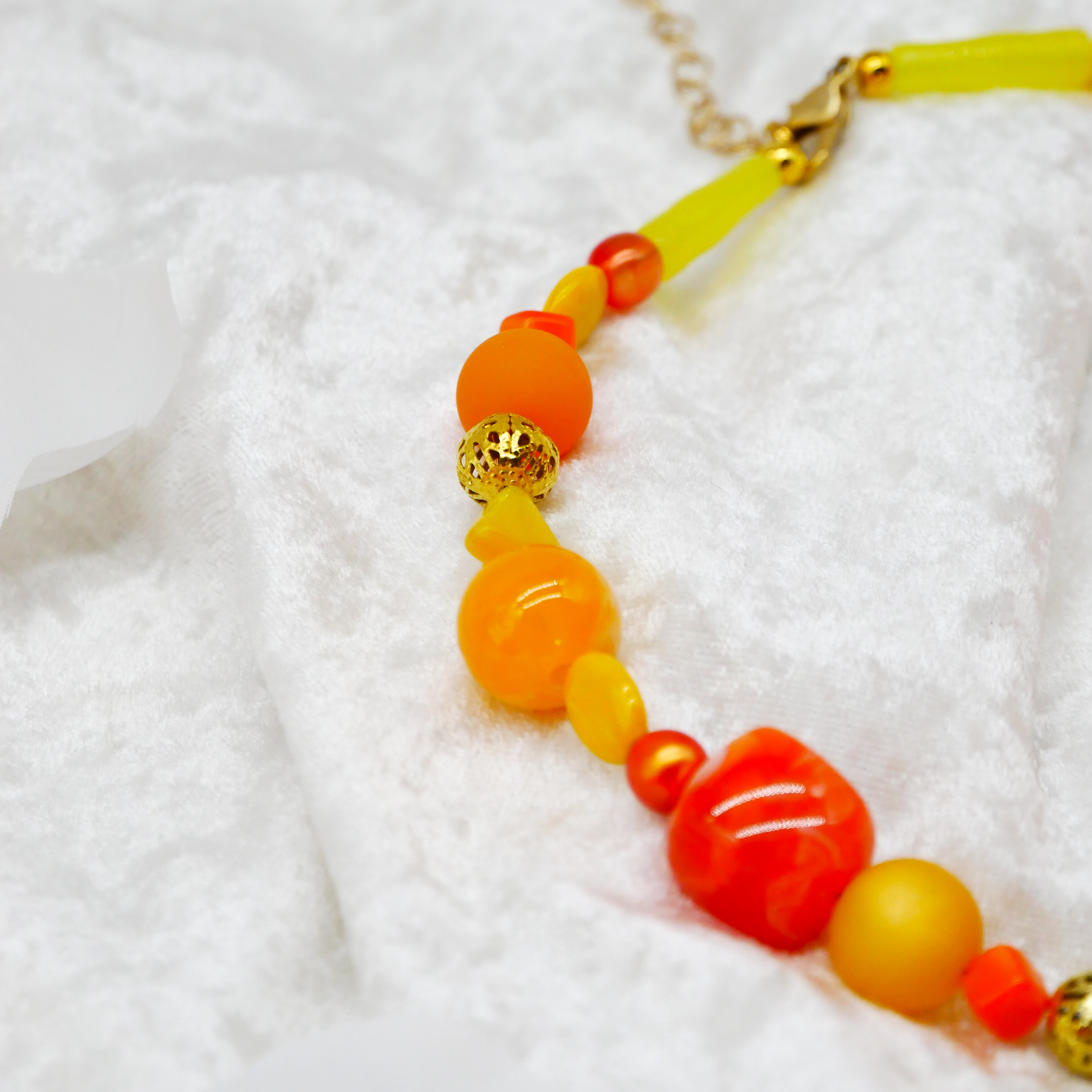"Summer Feeling",  Kette aus verschiedenen Formen, Glas- und Resin Perlen, gelb-orange
