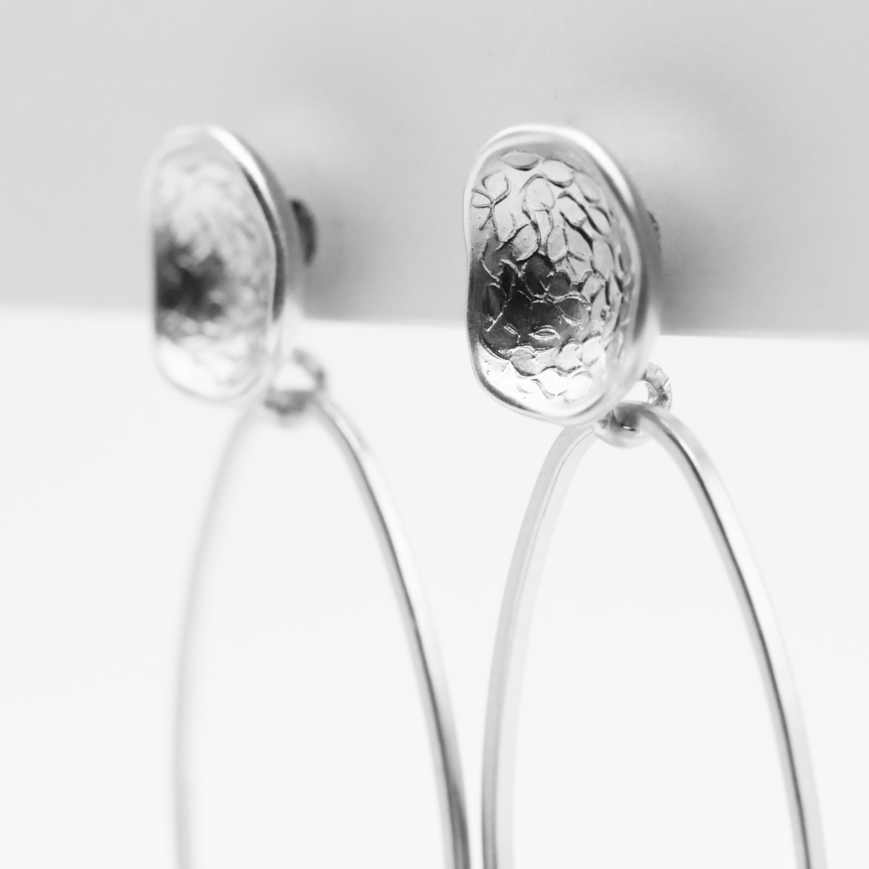 "Charm" Ohrstecker mit großen ovalen Gliedern, versilbert