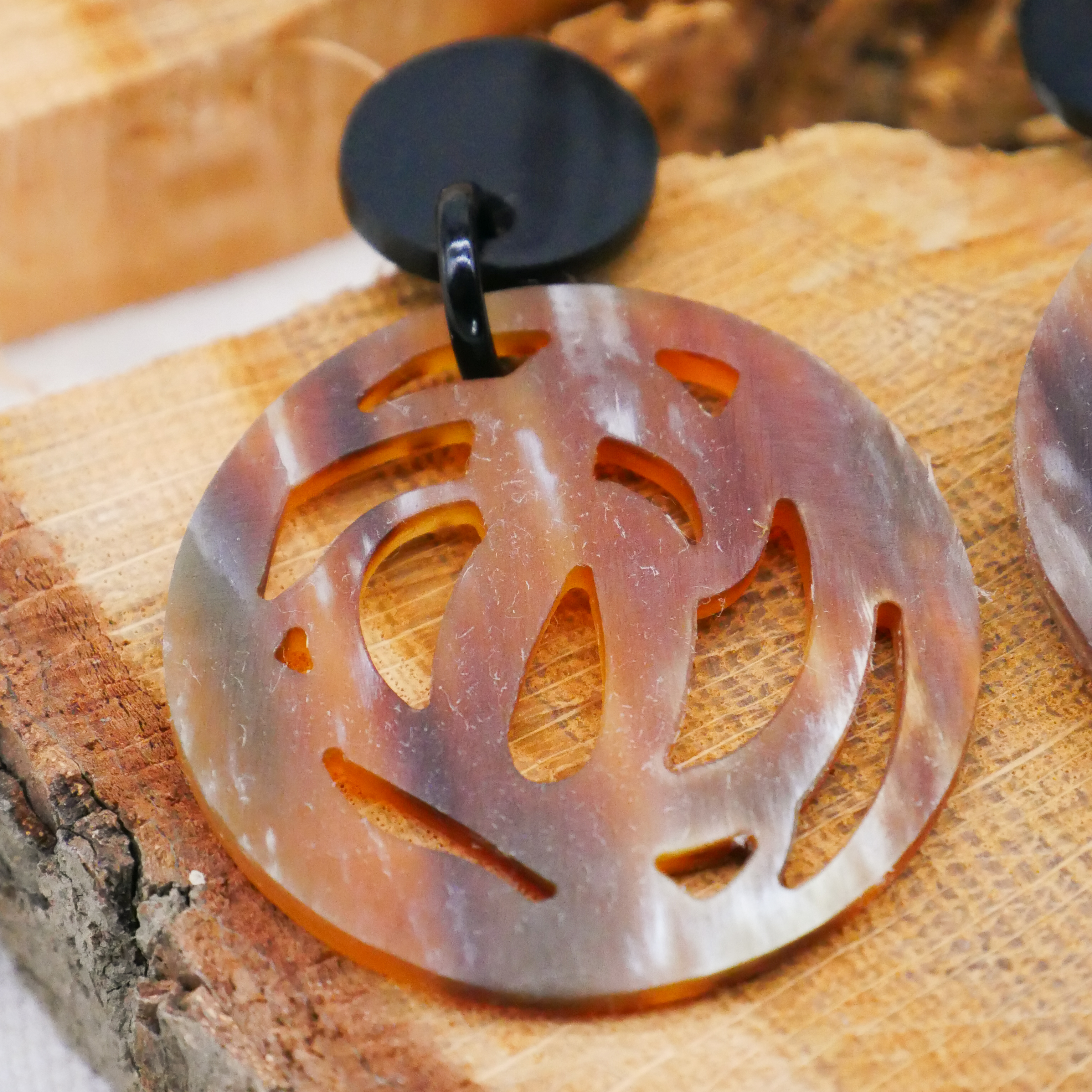  "Craft-Art", Ohrring Ø ca. 40 mm braunes Horn verspieltes Design 