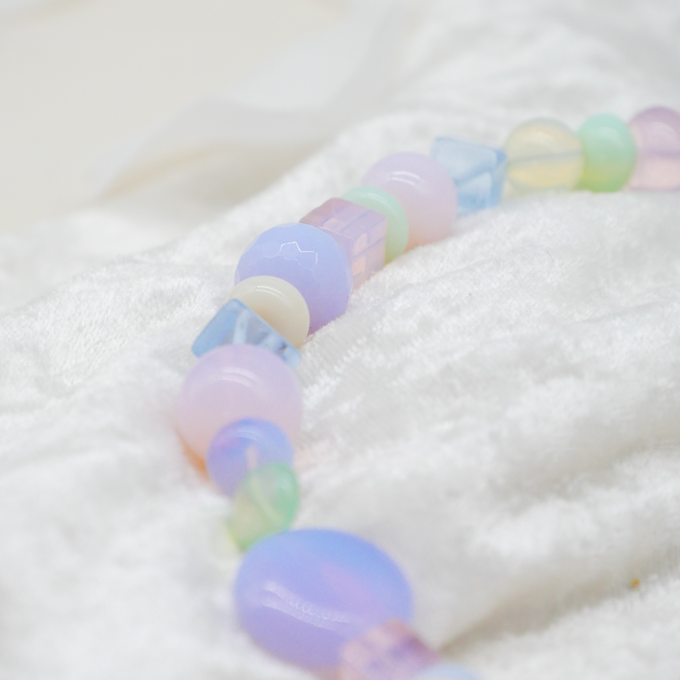 "Summer Feeling",  Kette aus verschiedenen Formen, Glas- und Resin Perlen, opal-pas