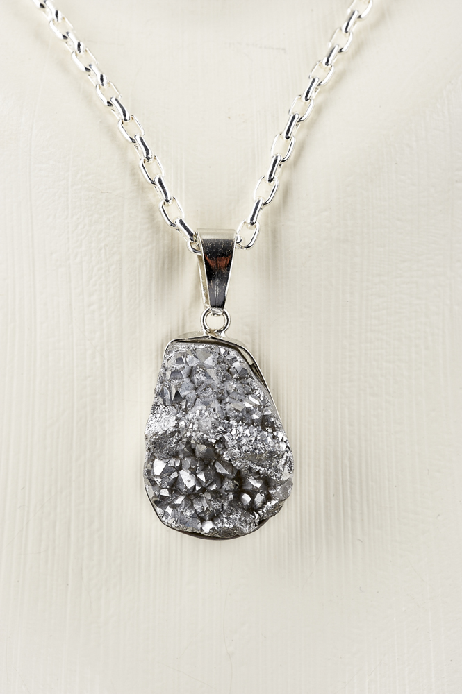 "On the Rocks" versilberte Kette, silbergraue Quarzdruse