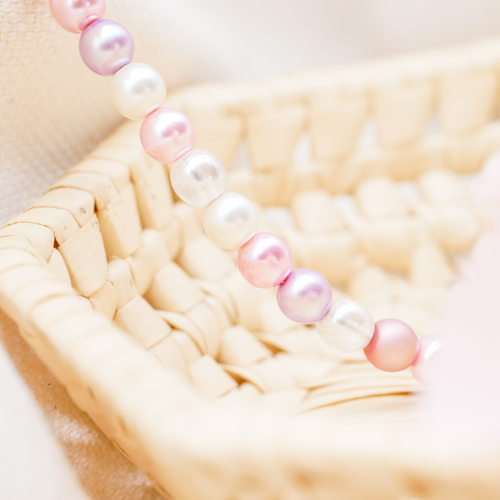 Short pearl necklace, rose