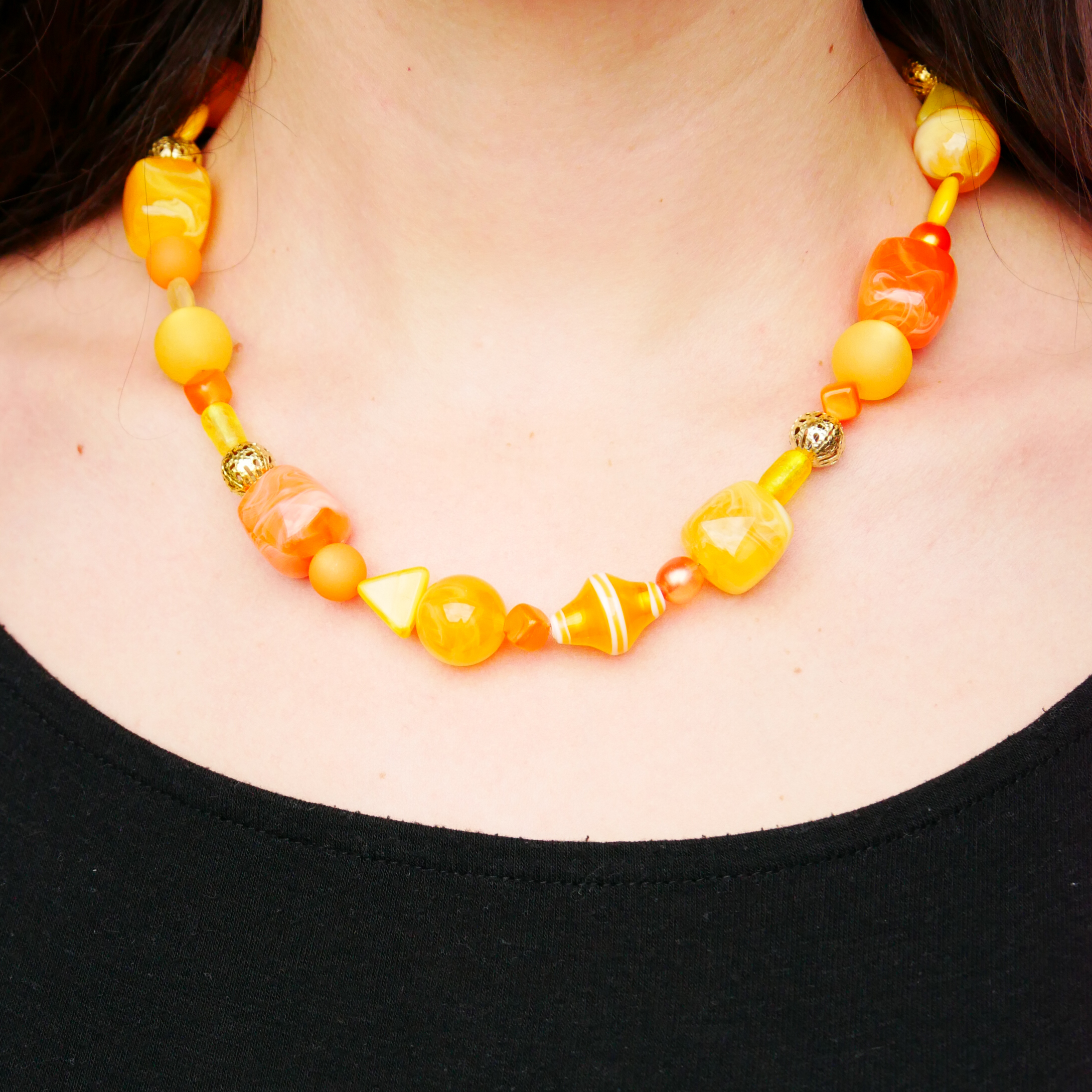 "Summer Feeling",  Kette aus verschiedenen Formen, Glas- und Resin Perlen, gelb-orange