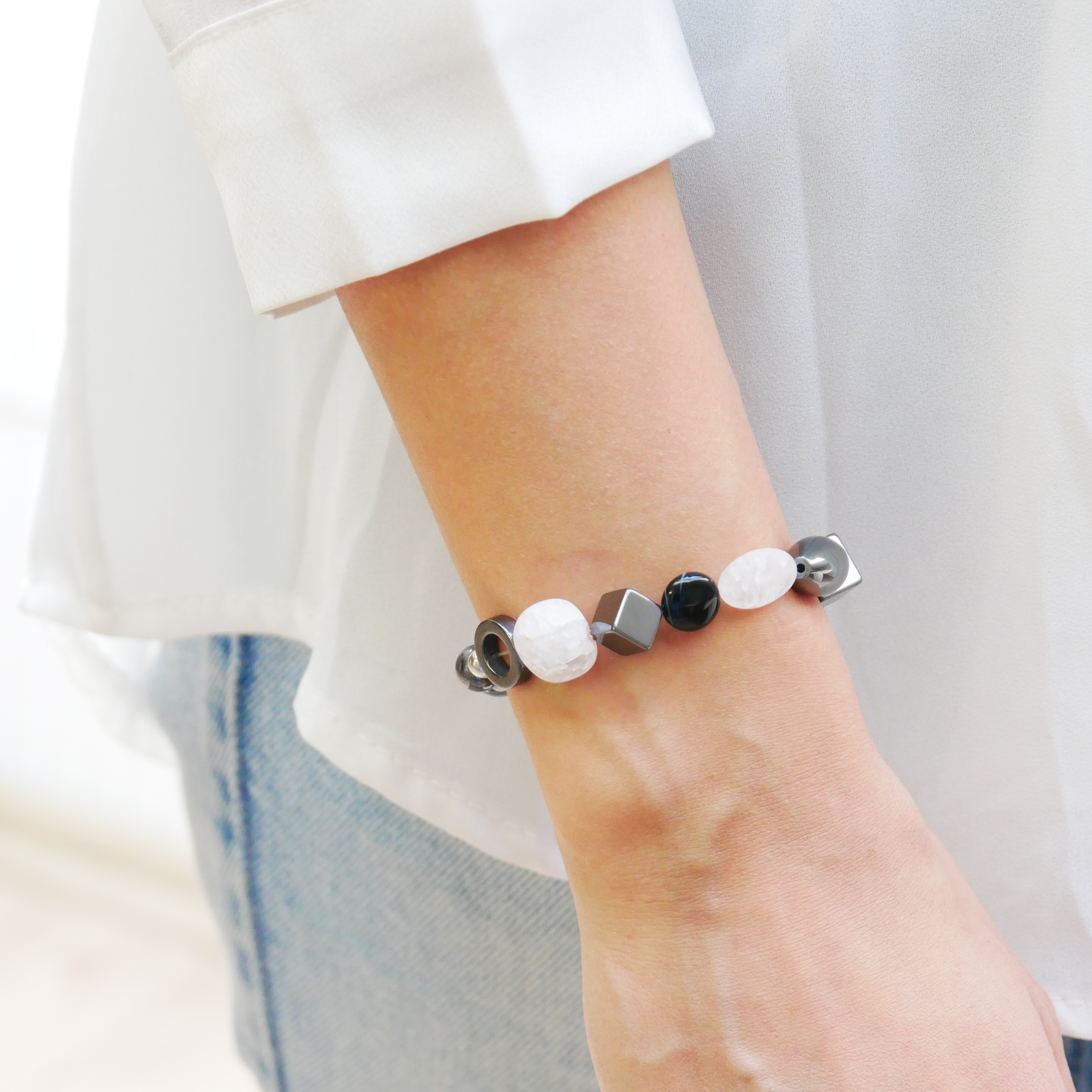 "Crystal Mountain", Armband auf Gummi, Hämatit und Bergkristall, verschiedene Formen