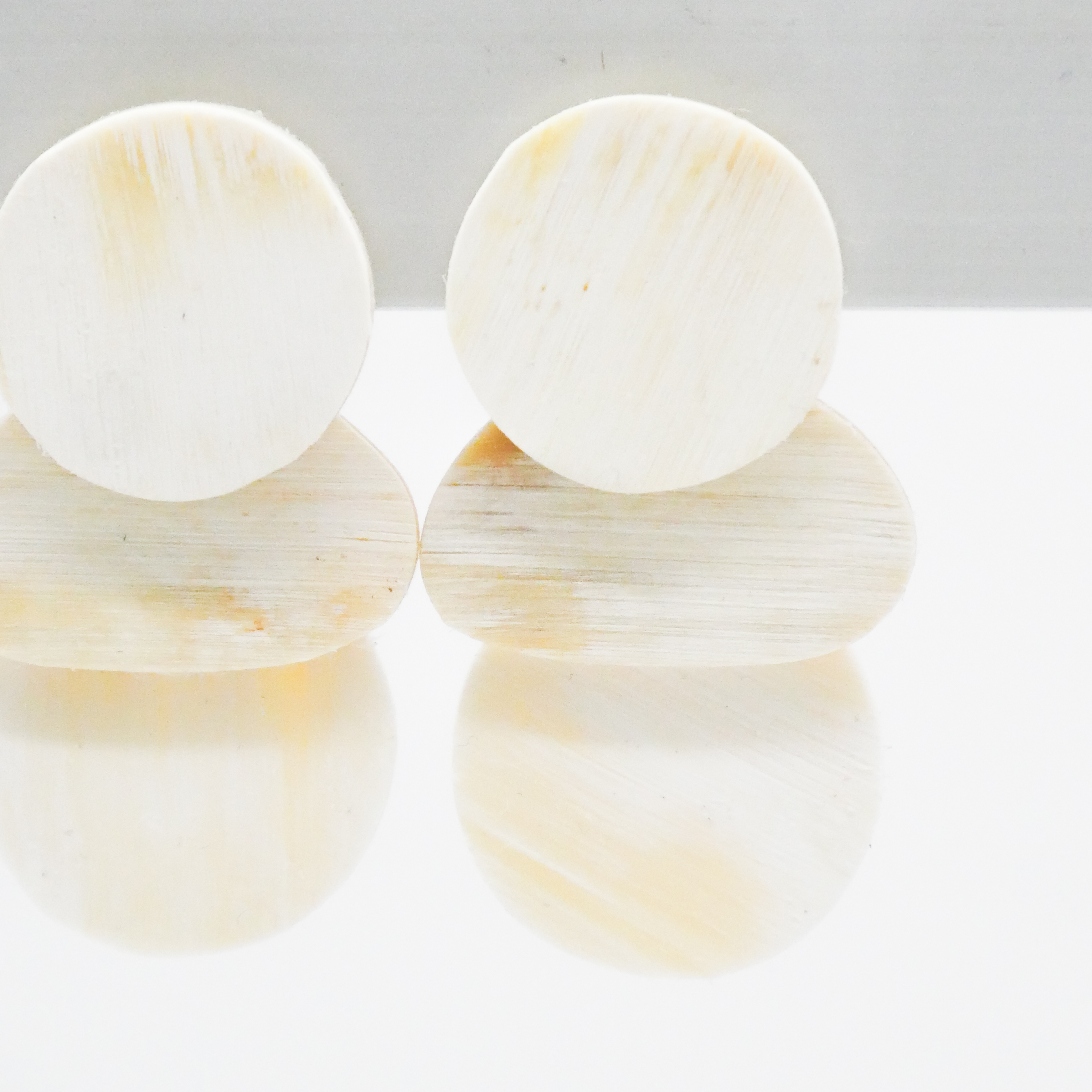  "Craft-Art", Ohrstecker flache runde Elemente weißes Horn 