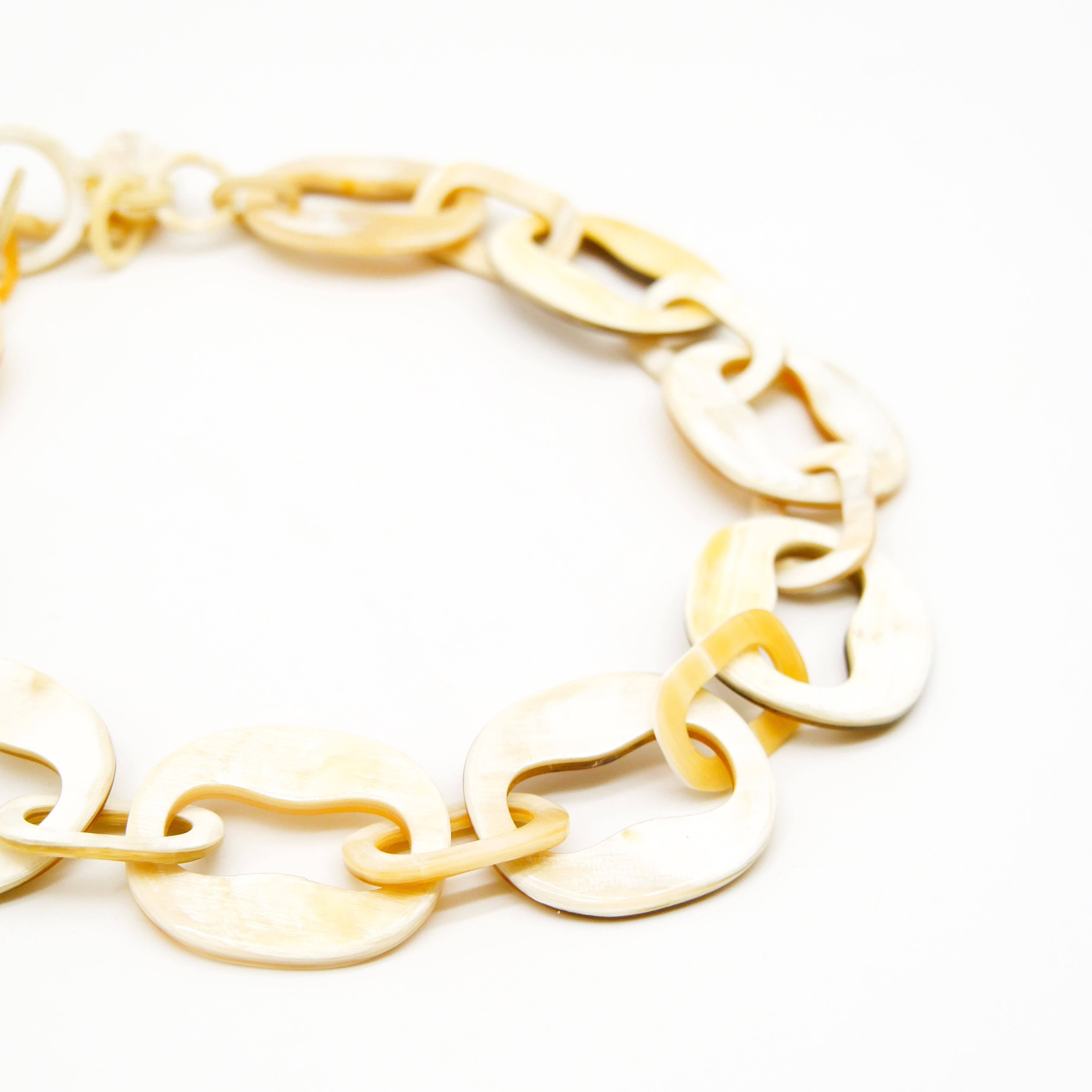 "Craft Art", kurze Kette Ovale mit Aussparung white Horn "Craft Art", kurze Kette Ovale mit Aussparung white Horn