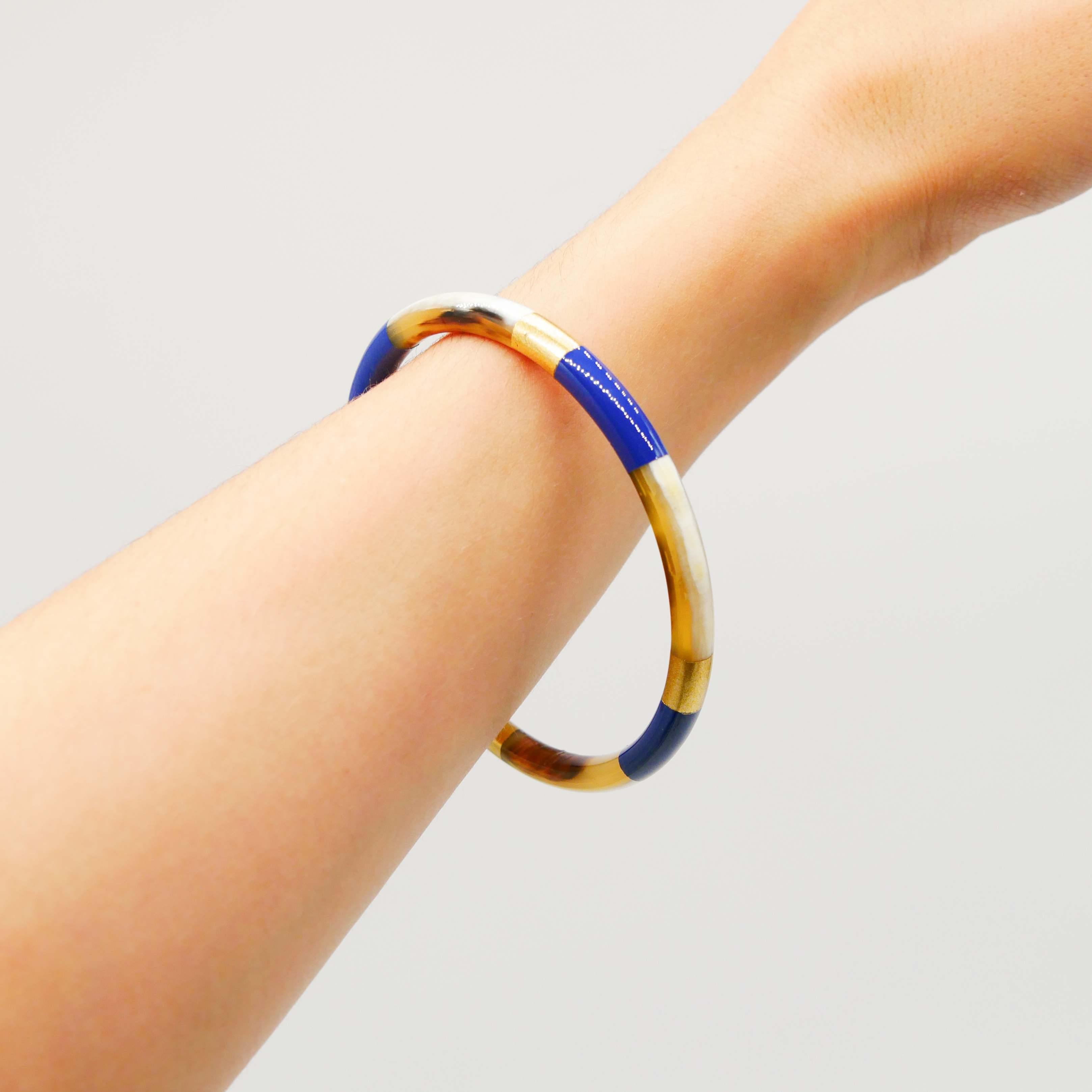 "Craft Art", Armreif dünn, braunes Horn Lack royalblau und gold 