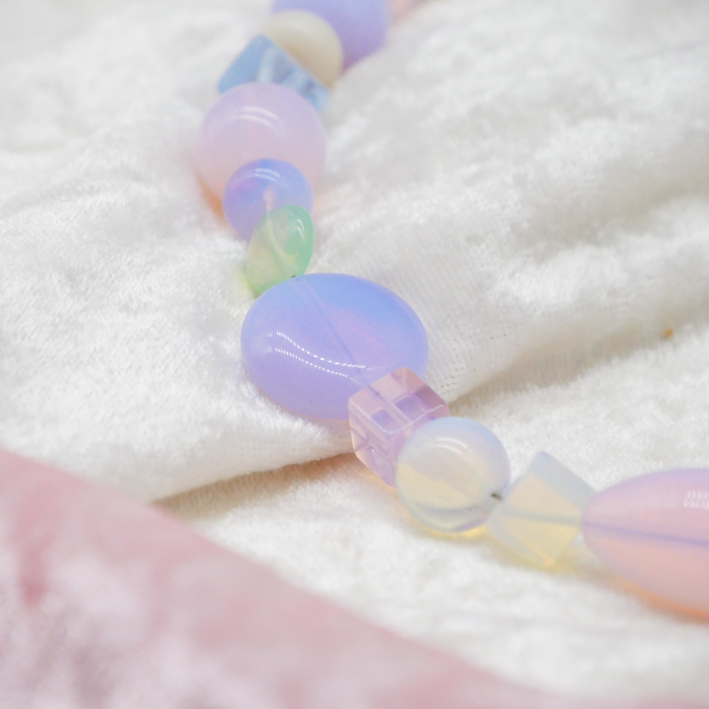"Summer Feeling",  Kette aus verschiedenen Formen, Glas- und Resin Perlen, opal-pas