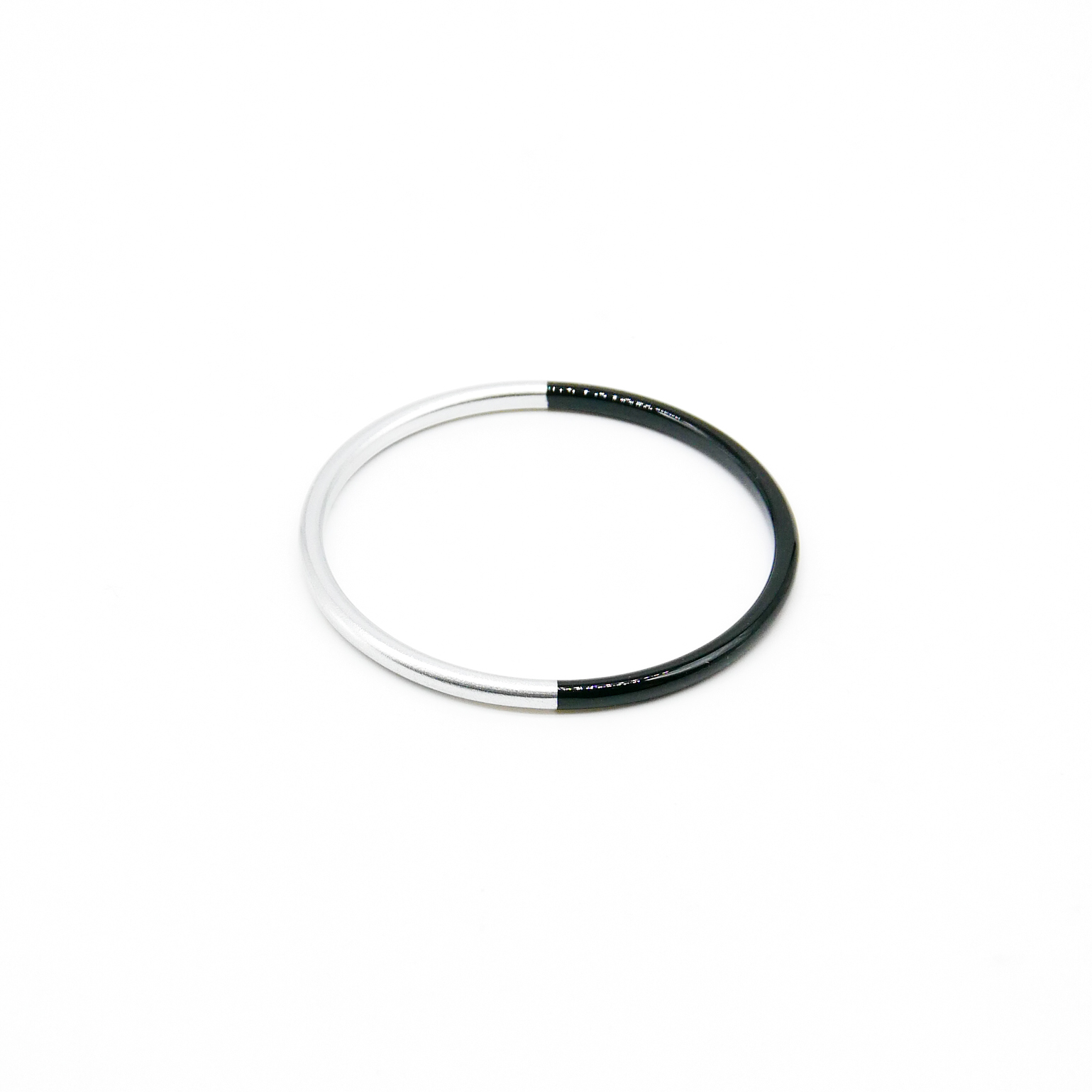  "Craft Art" zarter Armreif, schwarzes Horn, Lack silber