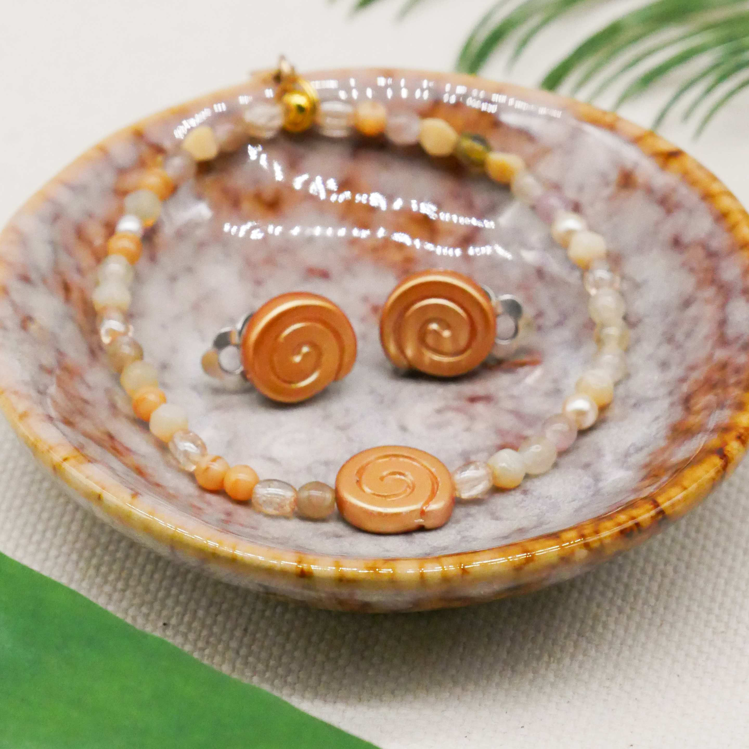  "Shell" Armband auf Gummi kleine Glasperle und Glasschnecke, sand 