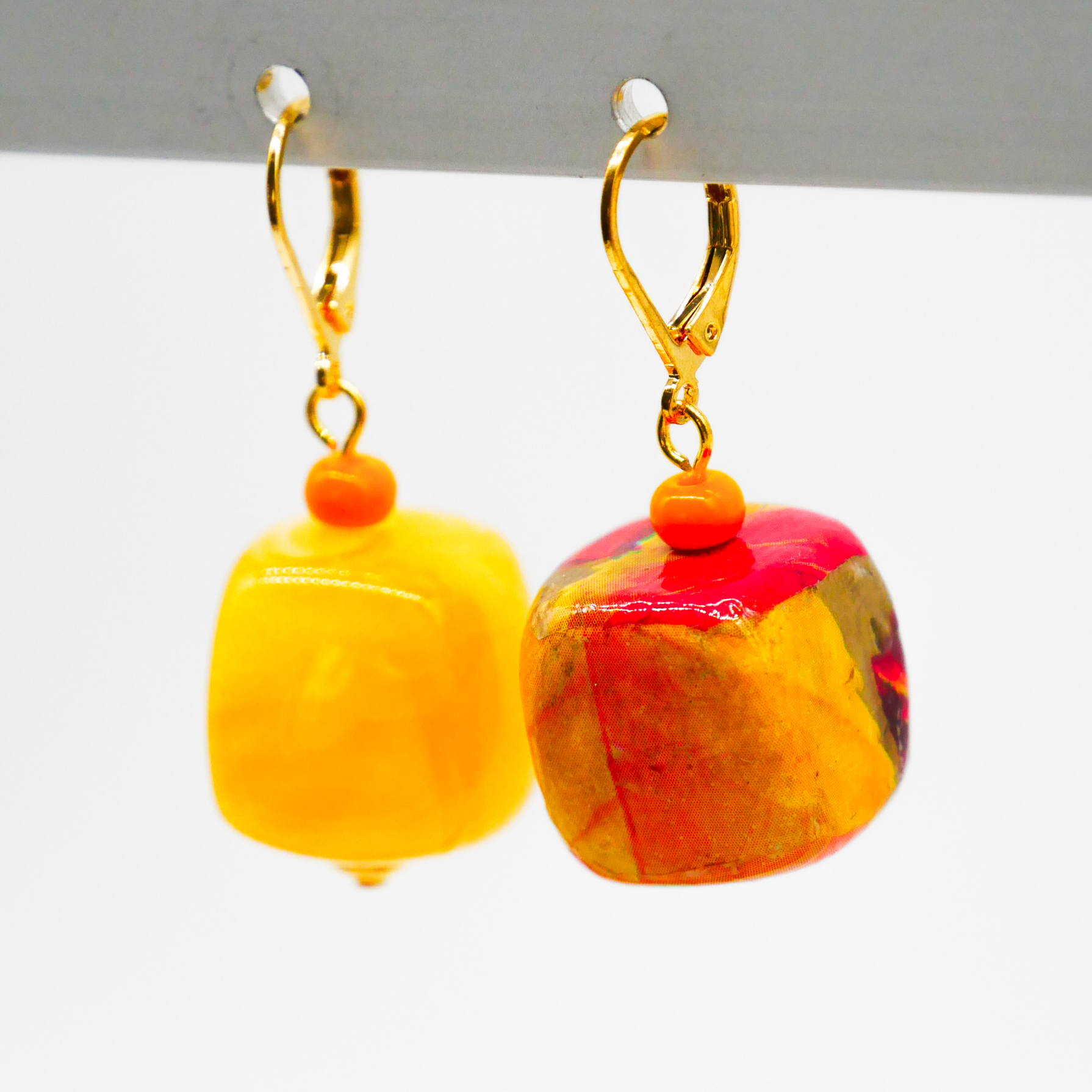 "Summer-Feeling" Ohrring "Cube" Resin- und Papercoated Perlen, honig