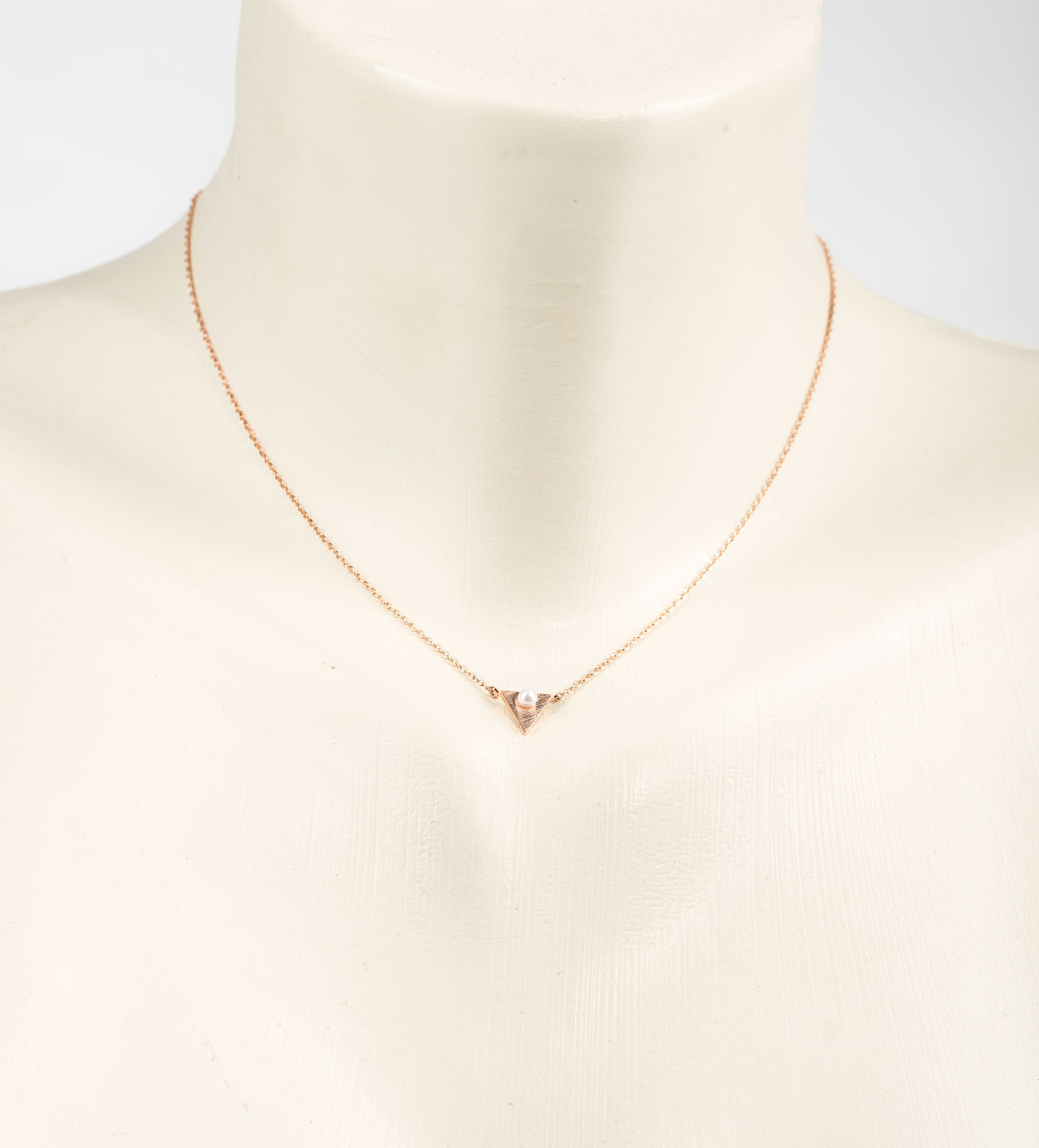 "Fine Filigré" feine kurze Metallkette, kleines Dreieck mit weißer Perle, rosé vergoldet