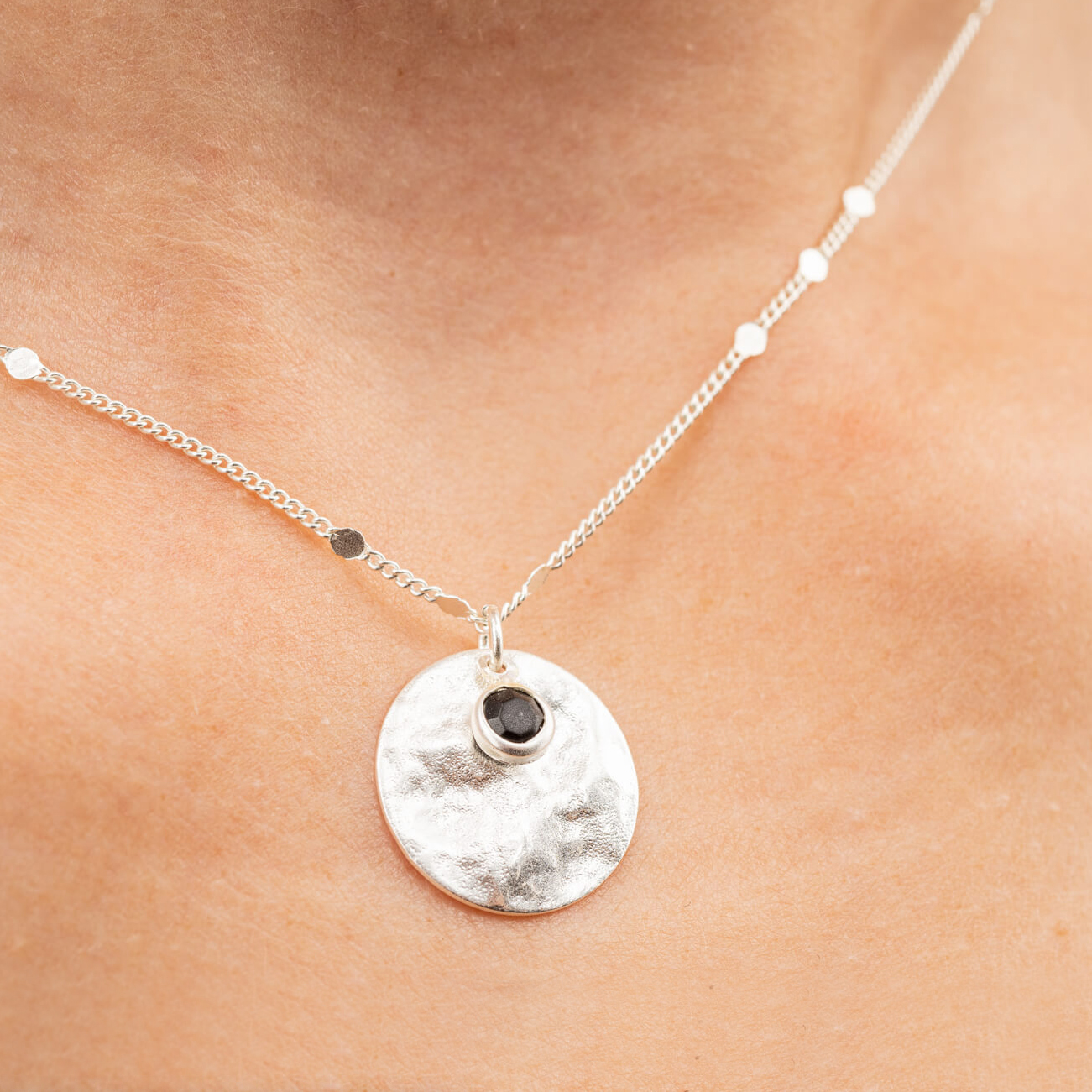 "Fine Filigré" feine kurze Metallkette, Scheibe mit schwarzem Stein, versilbert