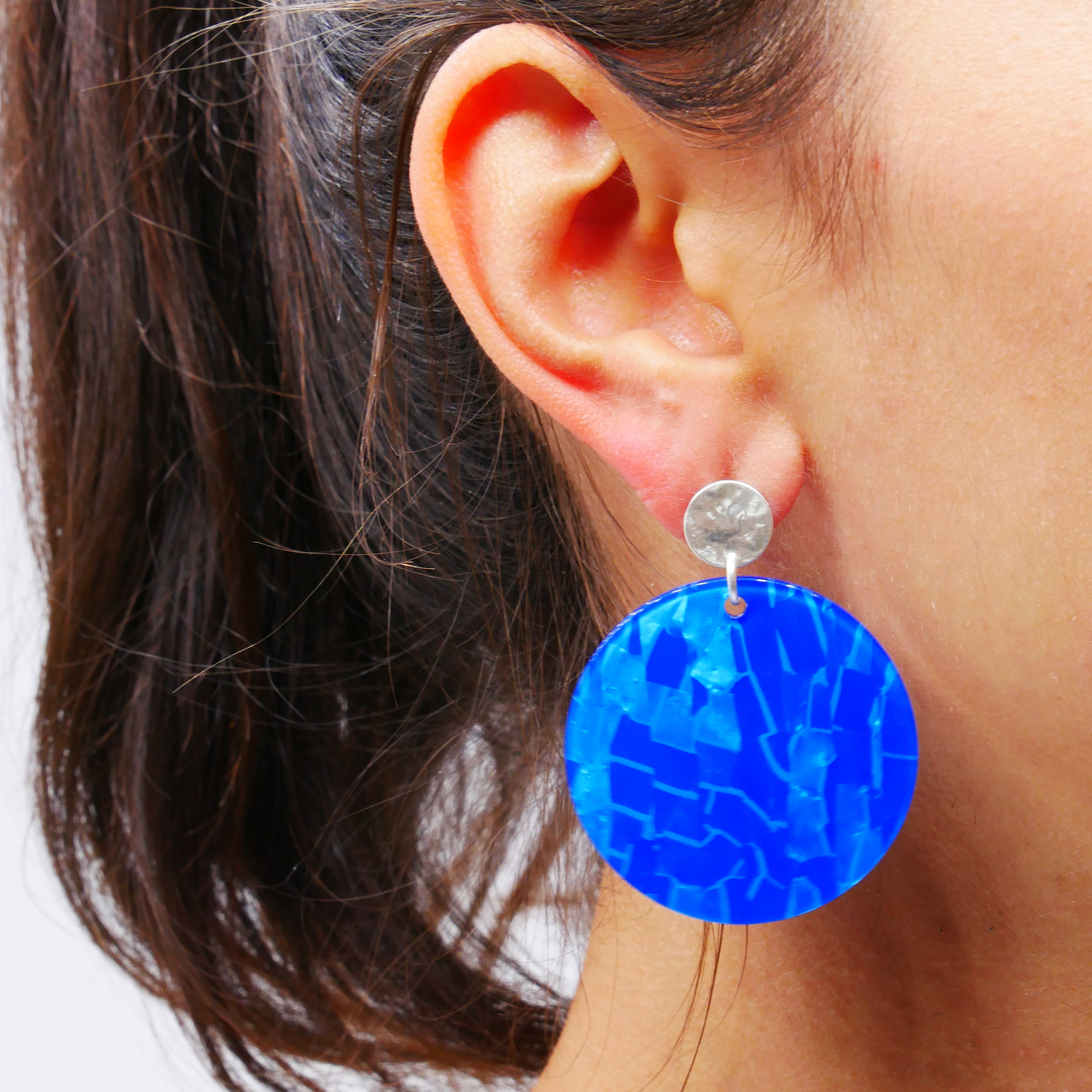 "Color Explosion", stud earrings disc Ø 40 mm, upper part Ø 10 mm gold-plated, blue pearl "Color Explosion", stud earrings disc Ø 40 mm, upper part Ø 10 mm gold-plated, blue pearl