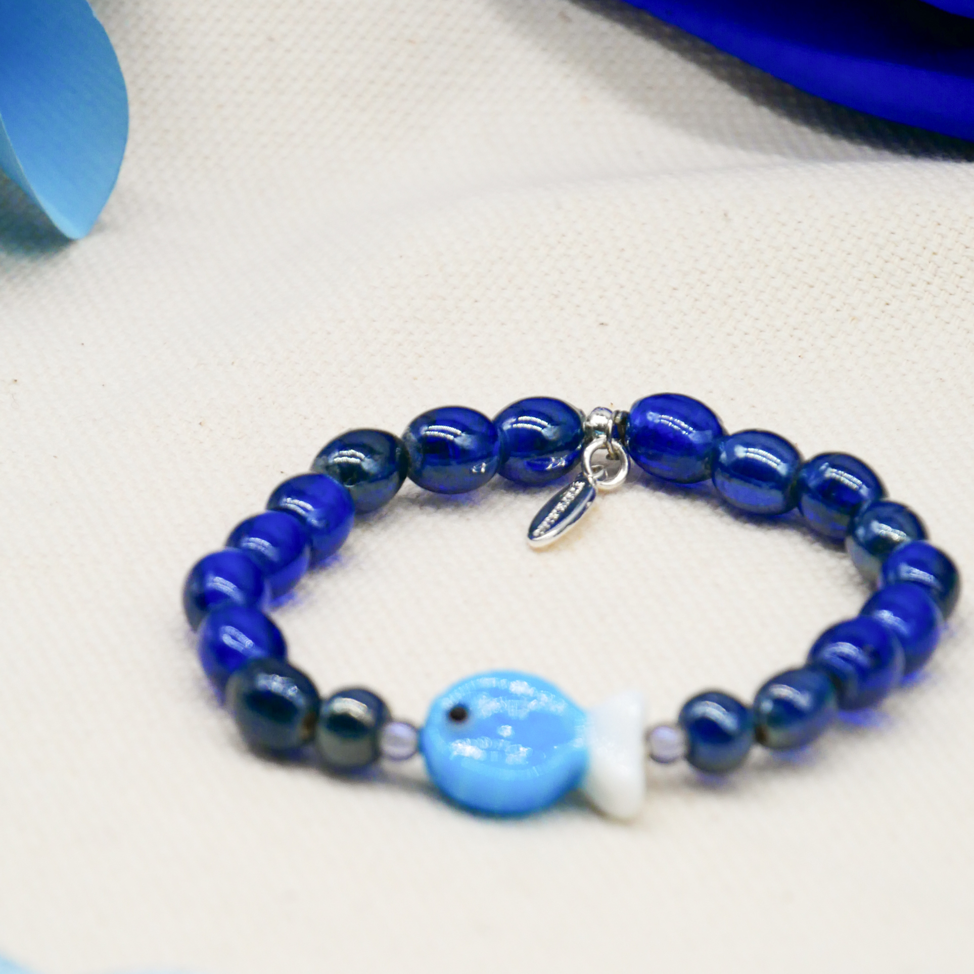 "Summer Feeling" Armband auf Gummi "Fisch" Glasperlen dunkelblau