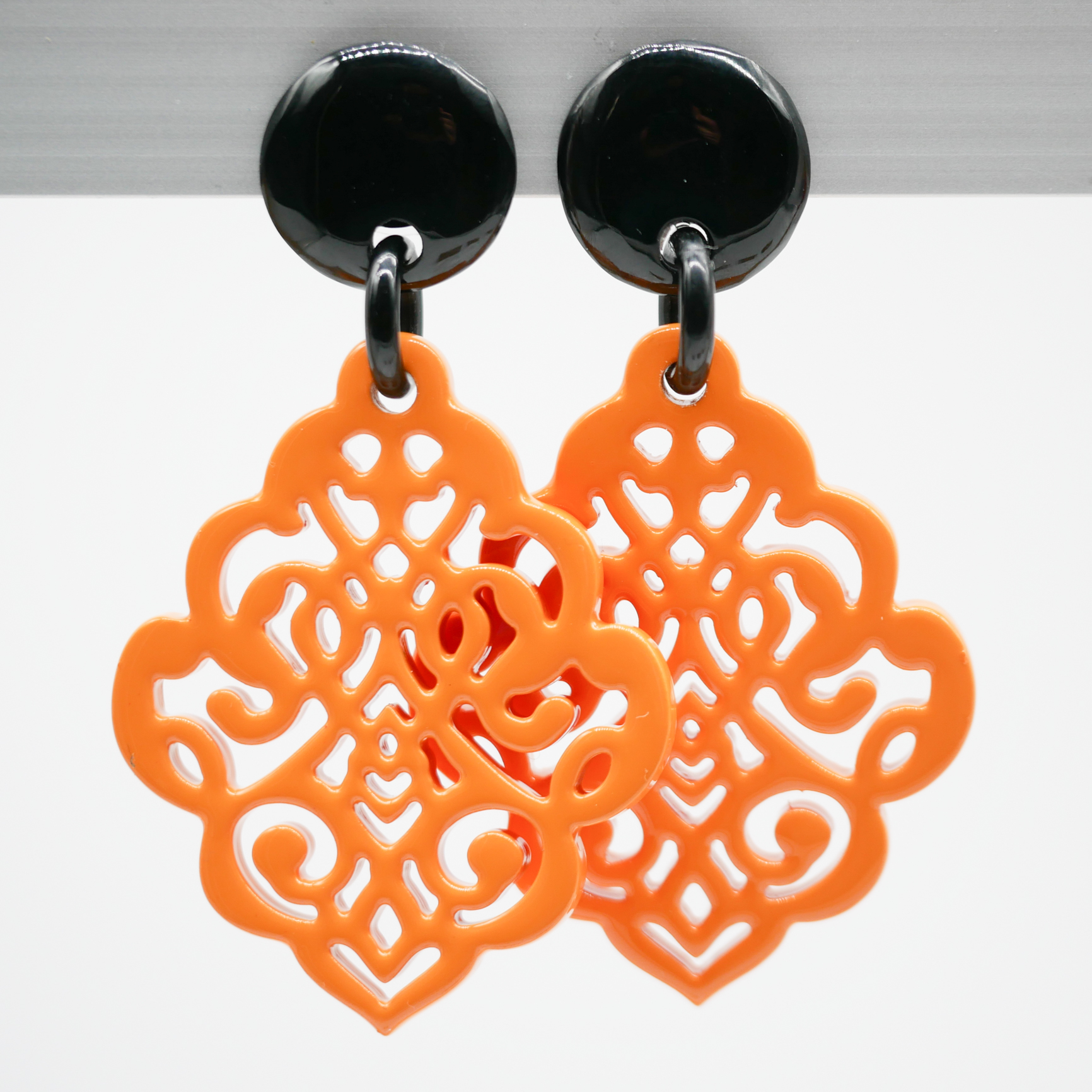 "Craft Art" Ohrstecker "Rhombus", schwarzes Horn, hellorangener Lack