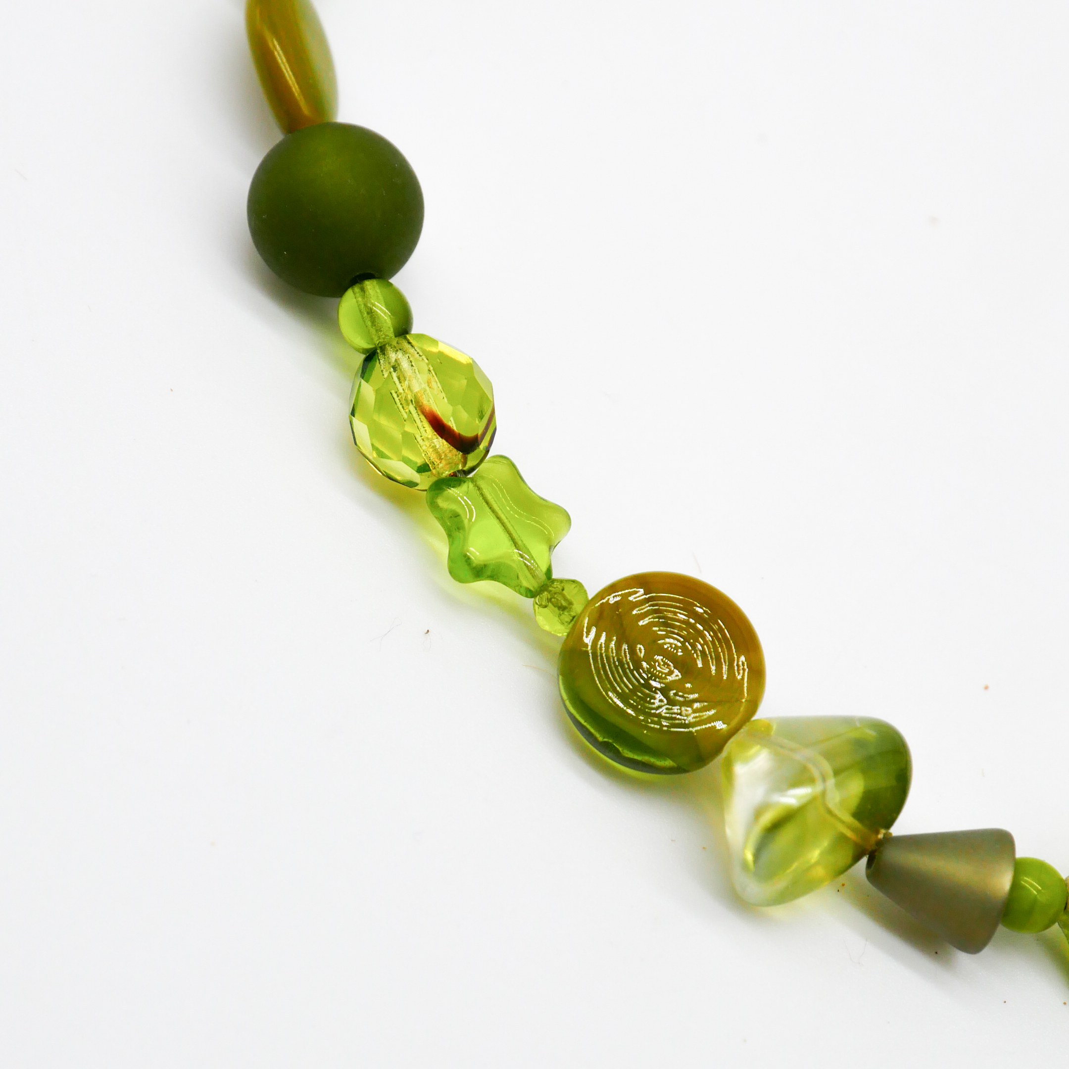 "Summer Feeling",  Kette aus verschiedenen Formen, Glas- und Resin Perlen, grün