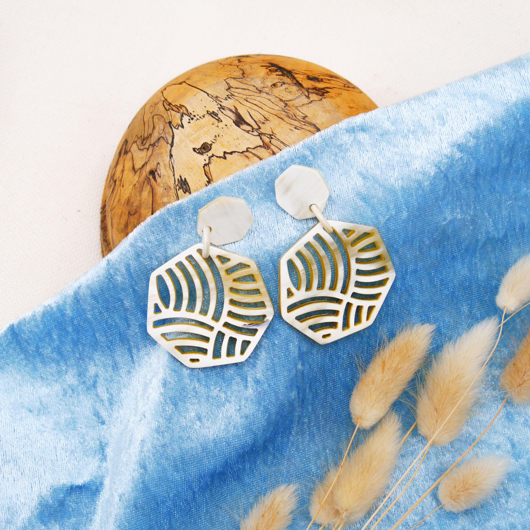  "Craft Art" Ohrring "Polygon" weißes Horn