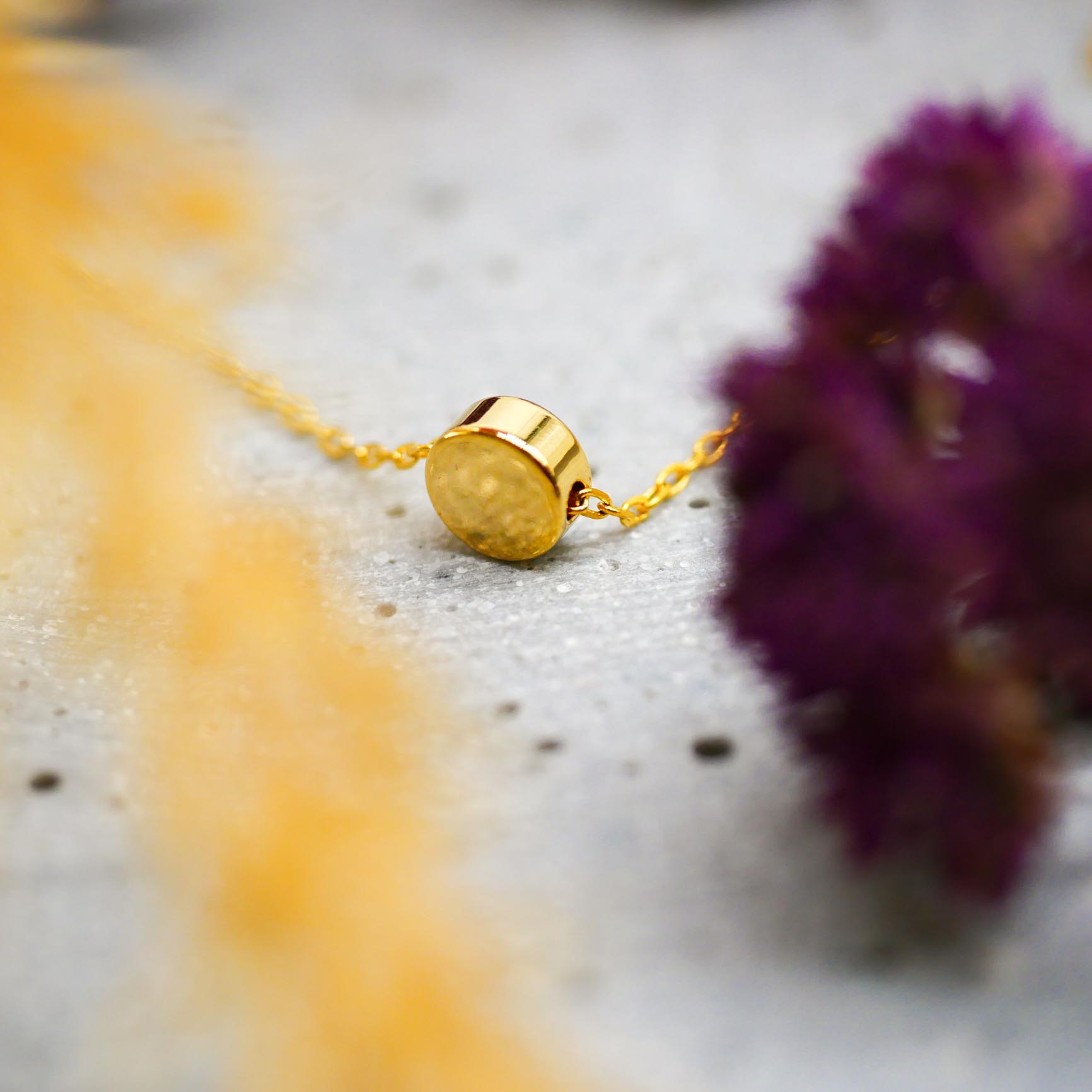"Fine Filigré" feine kurze Metallkette, kleiner Zylinder, vergoldet