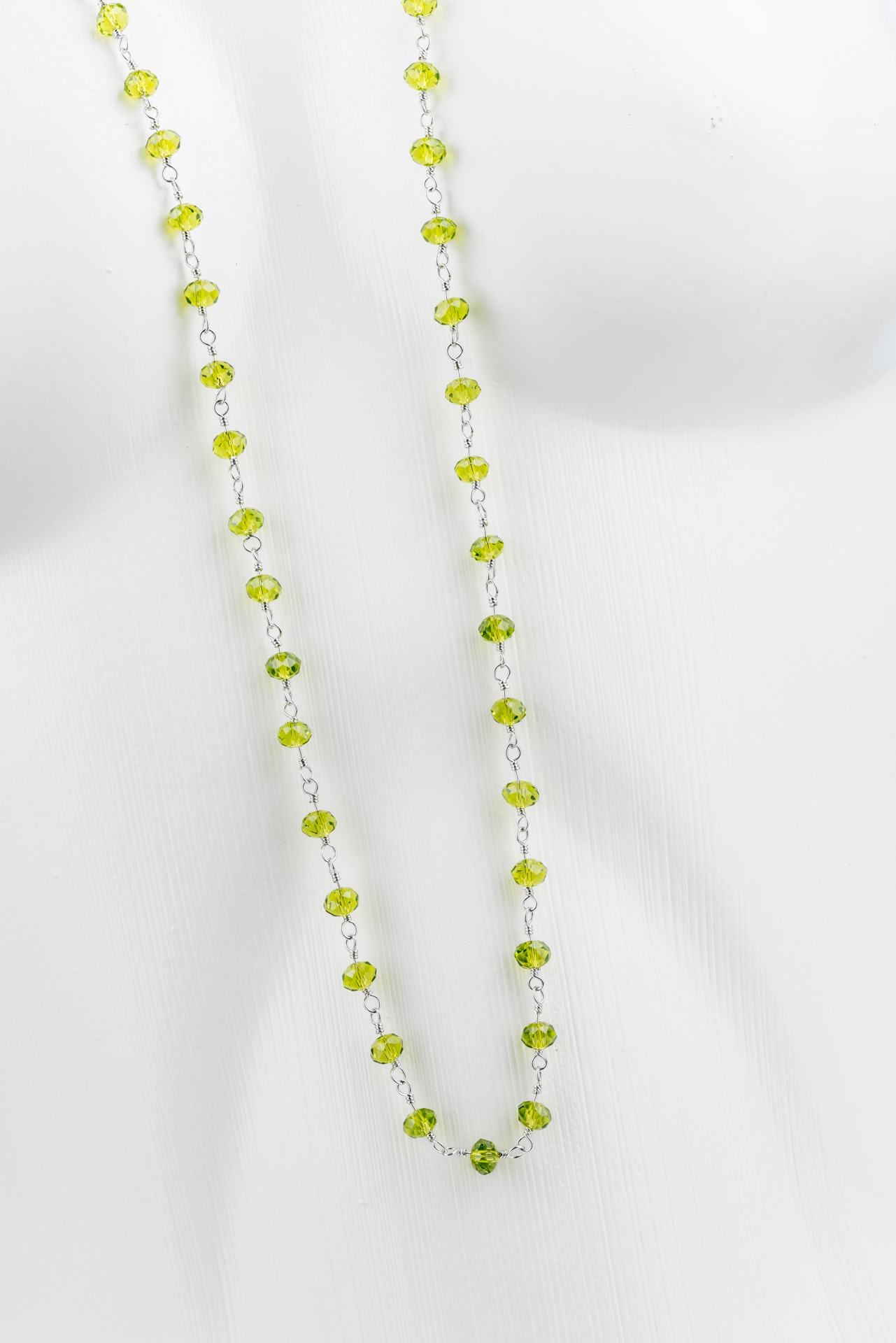 "Steinzähne" lange Kette mit Glaskristallen - oliv