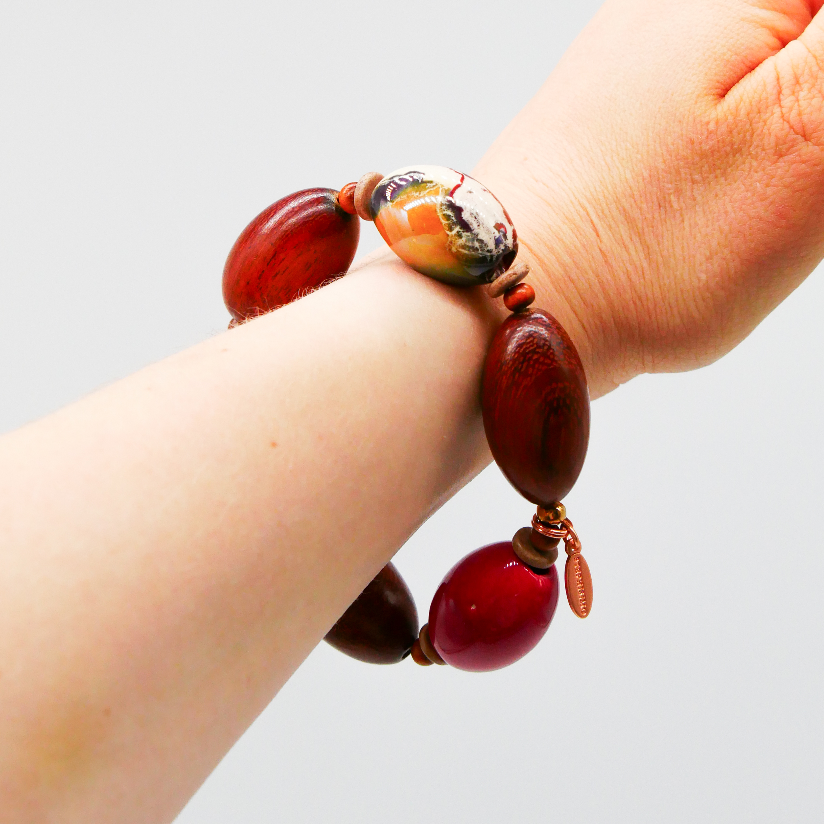 "Woodland" Armband auf Gummi "Olive", Bayong Holzoliven und Keramikoliven, rote Töne "Woodland" Armband auf Gummi "Olive", Bayong Holzoliven und Keramikoliven, rote Töne
