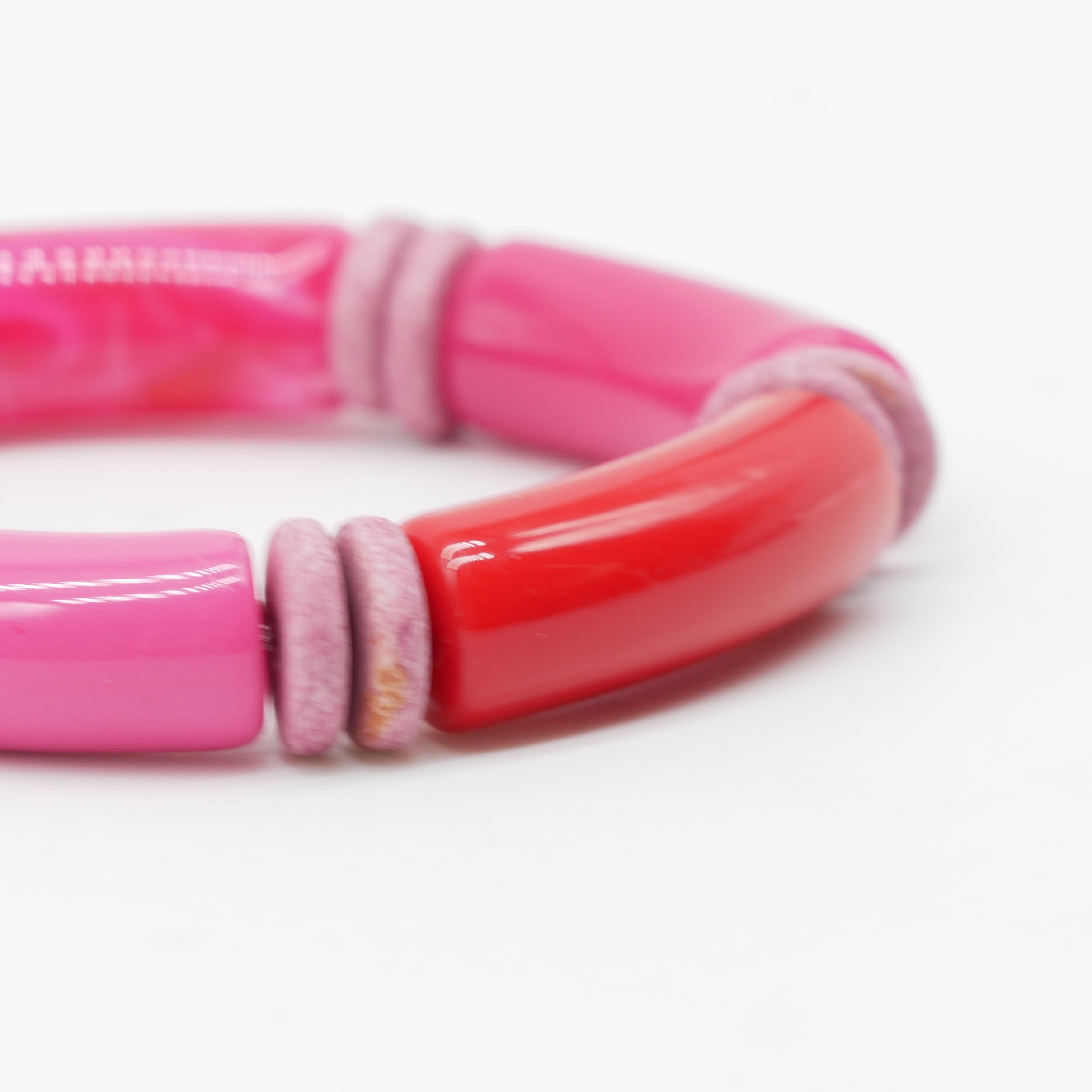 Armband "Tube" auf Gummi, gebogene Kunststoffelemente + Keramik, fuchsia