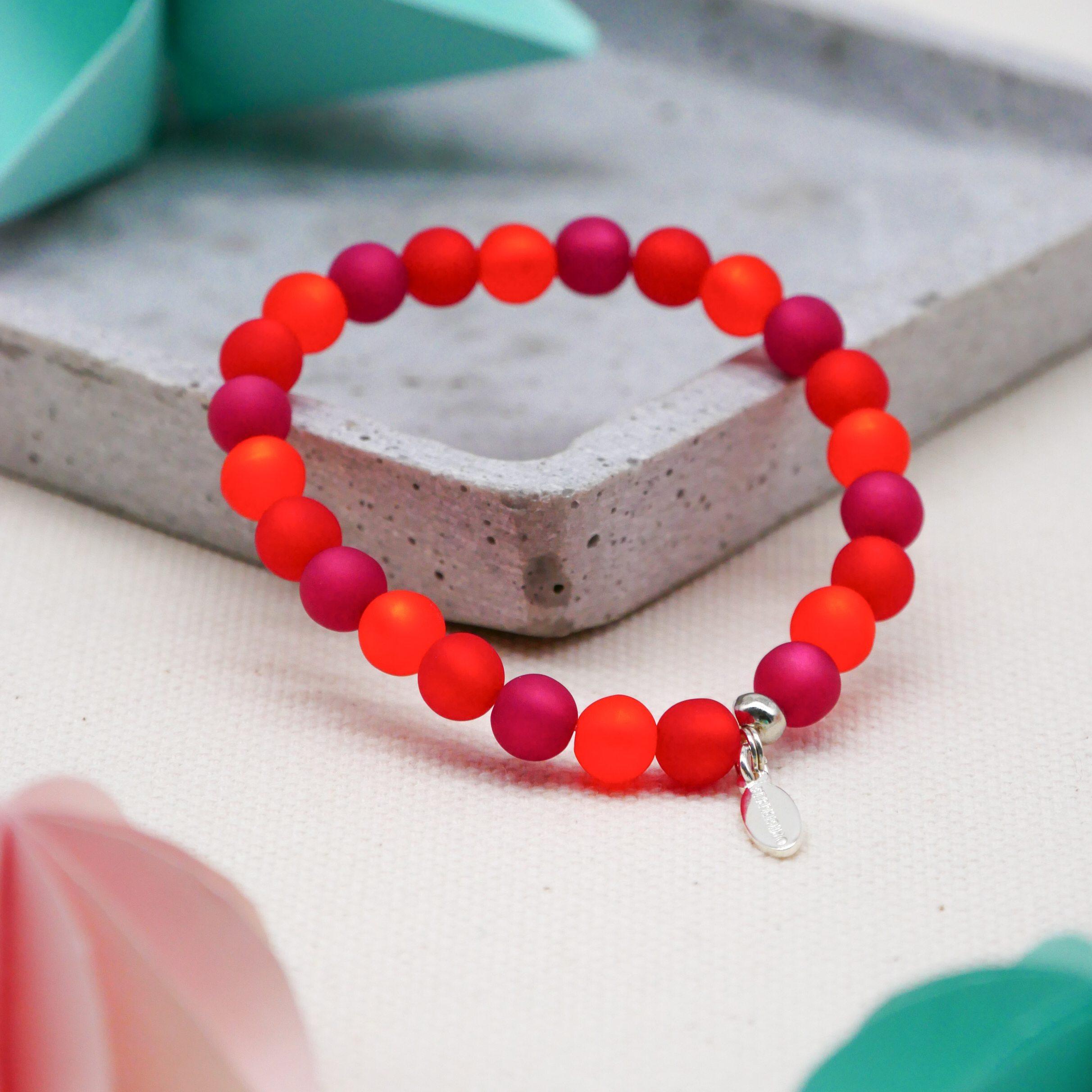  Color Explosion, Armband auf Gummi Ø 8 mm, Glas- und Polaris Perlen, Mars rot-pink