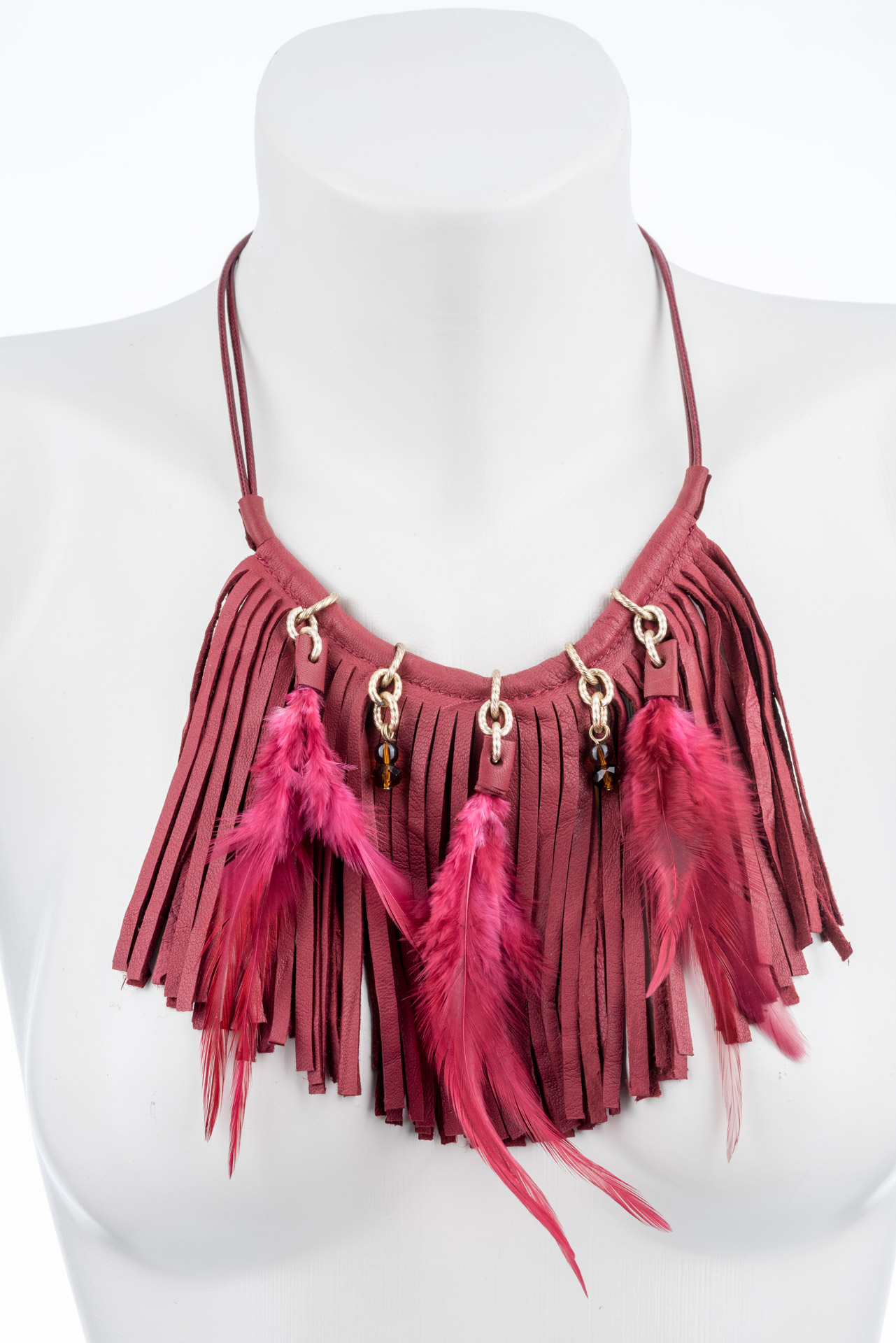 "Boho" kurze Kette mit Federn und Lederfransen - burgundy