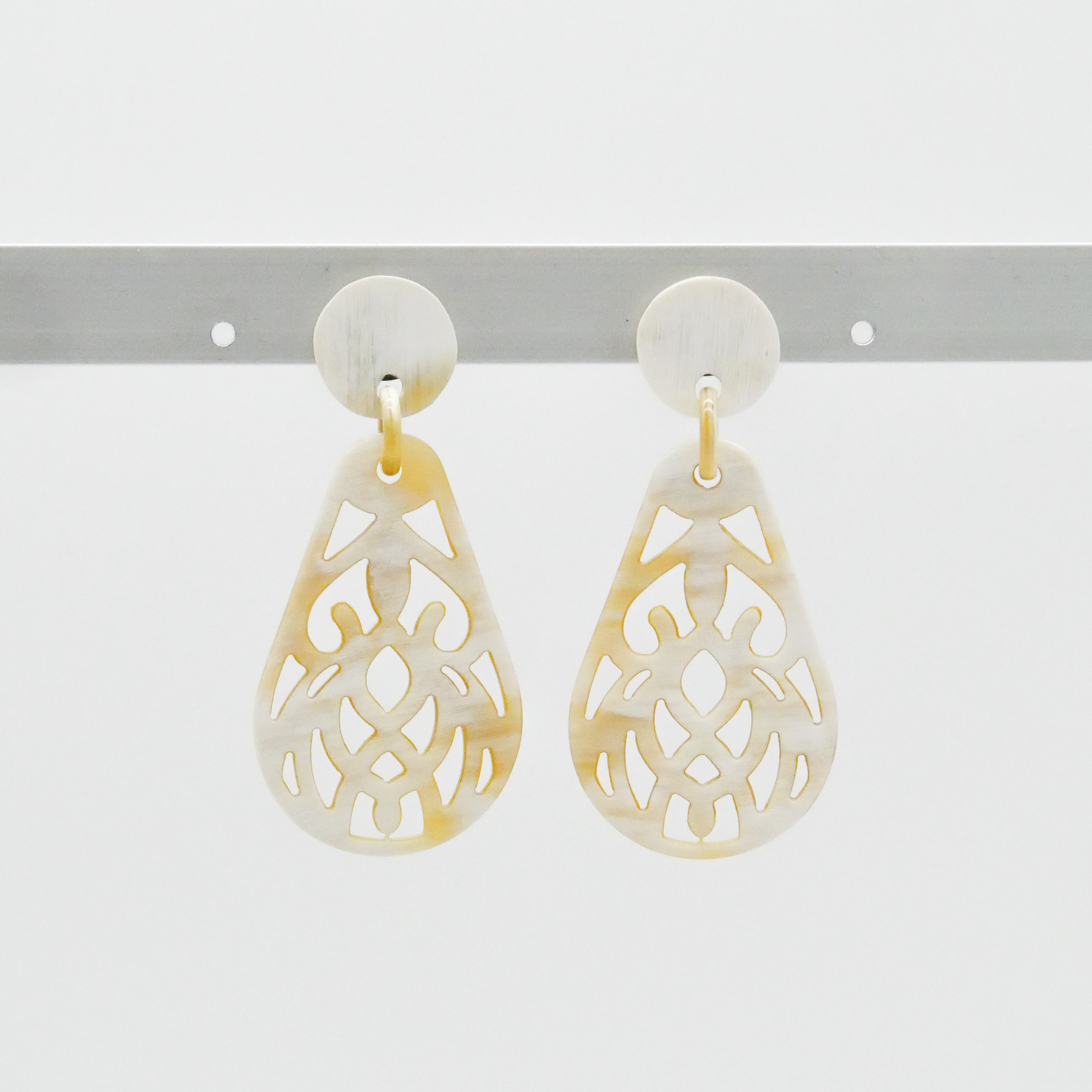  "Craft-Art", Ohrring "Drop" weißes Horn Ornament 1 