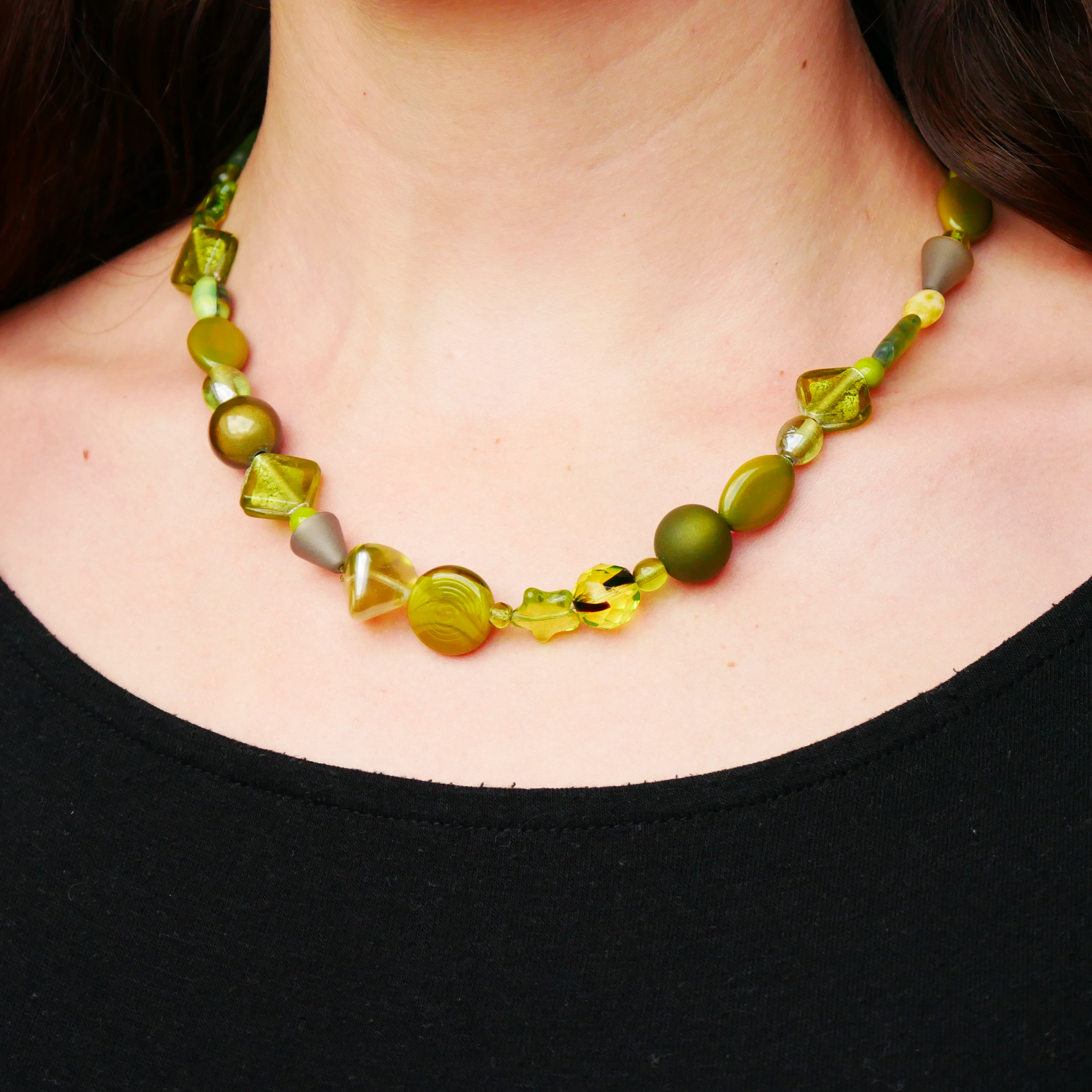 "Summer Feeling",  Kette aus verschiedenen Formen, Glas- und Resin Perlen, grün