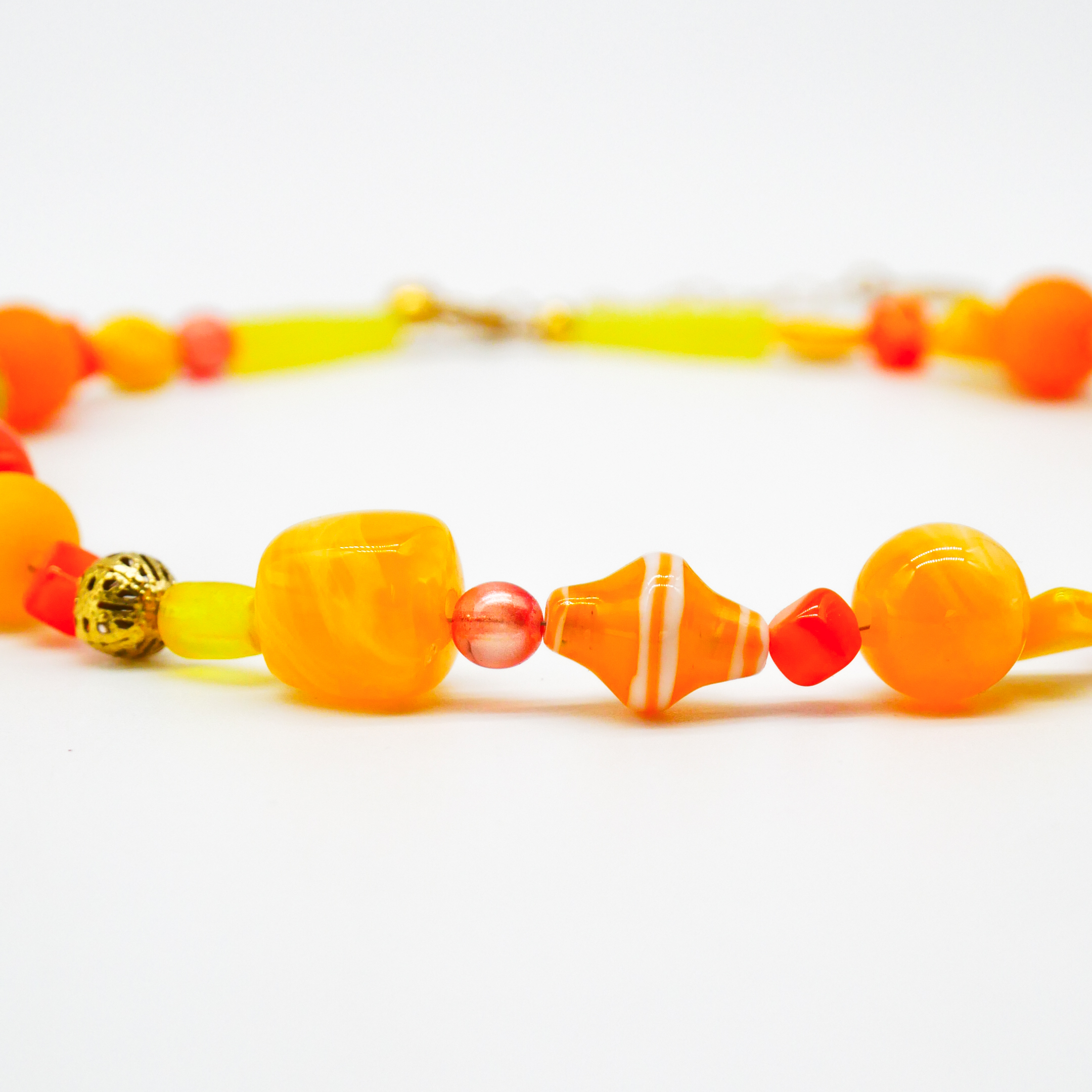 "Summer Feeling",  Kette aus verschiedenen Formen, Glas- und Resin Perlen, gelb-orange