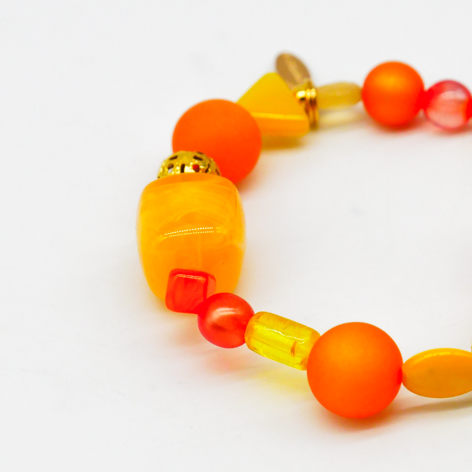 "Summer Feeling", Armband aus verschiedenen Formen, Glas- und Resin Perlen, gelb-orange