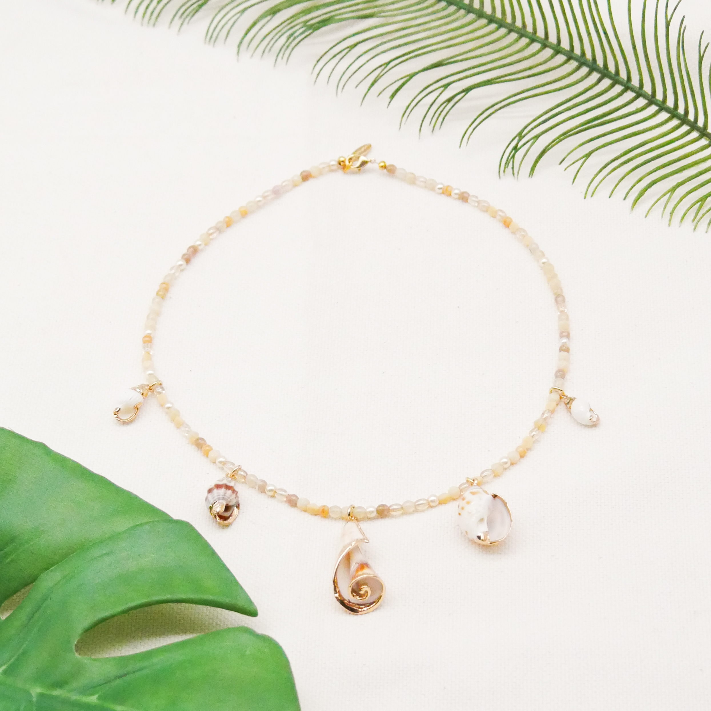  "Shell" Kette mit verschiedenen Strandschnecken Anhängern, kleine Glasperlen, sand 