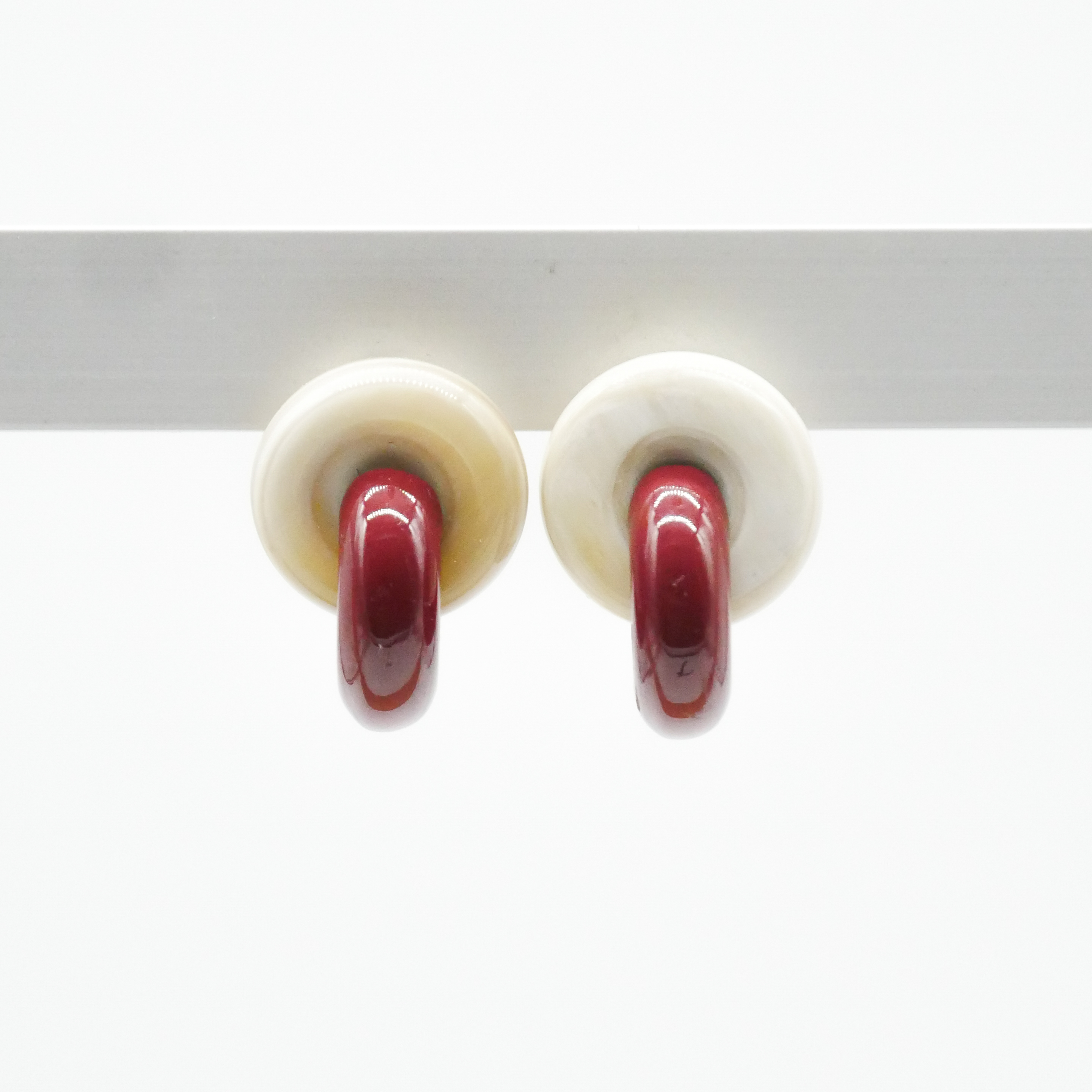  "Craft-Art", Ohrstecker zwei dicke Reife 90 Grad versetzt schwarzes Horn, Lack weinrot 