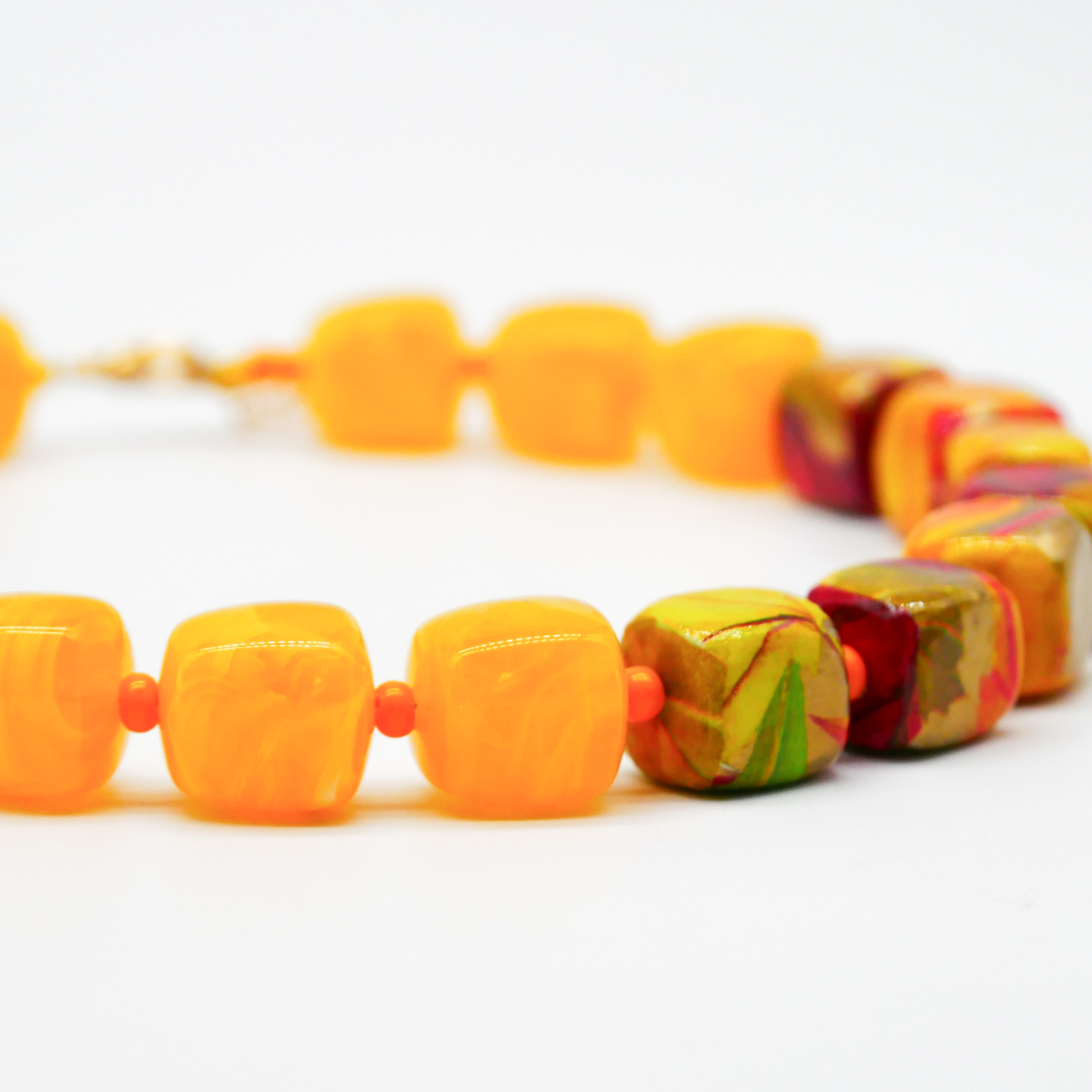 "Summer Feeling", kurze Kette "Cube" Resin- und Papercoated Perlen ca. 16 x 16 mm honig