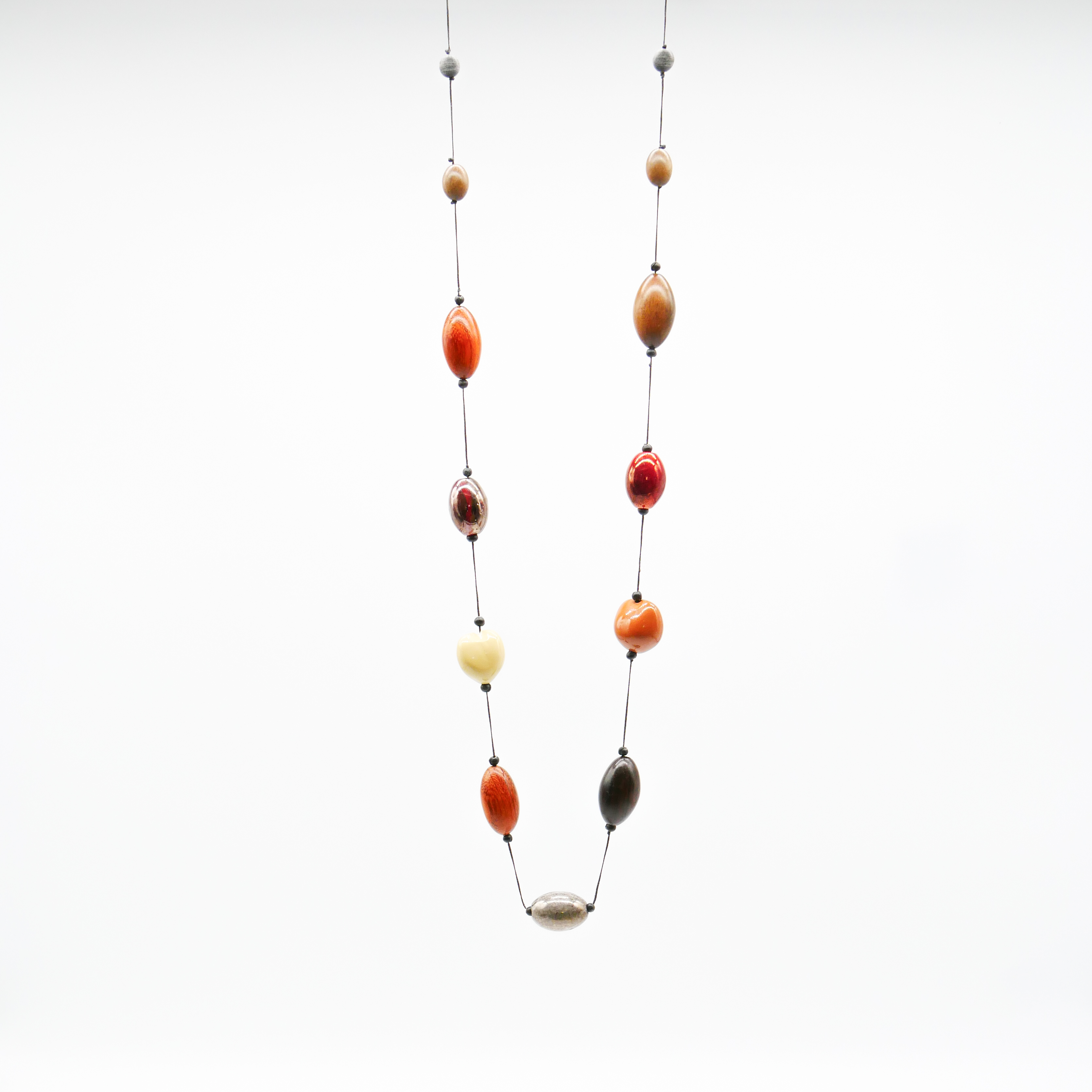 "Woodland", lange geknotete Kette, Leder Lumbangsamen, Edelholzoliven, Keramikoliven "Woodland", lange geknotete Kette, Leder Lumbangsamen, Edelholzoliven, Keramikoliven