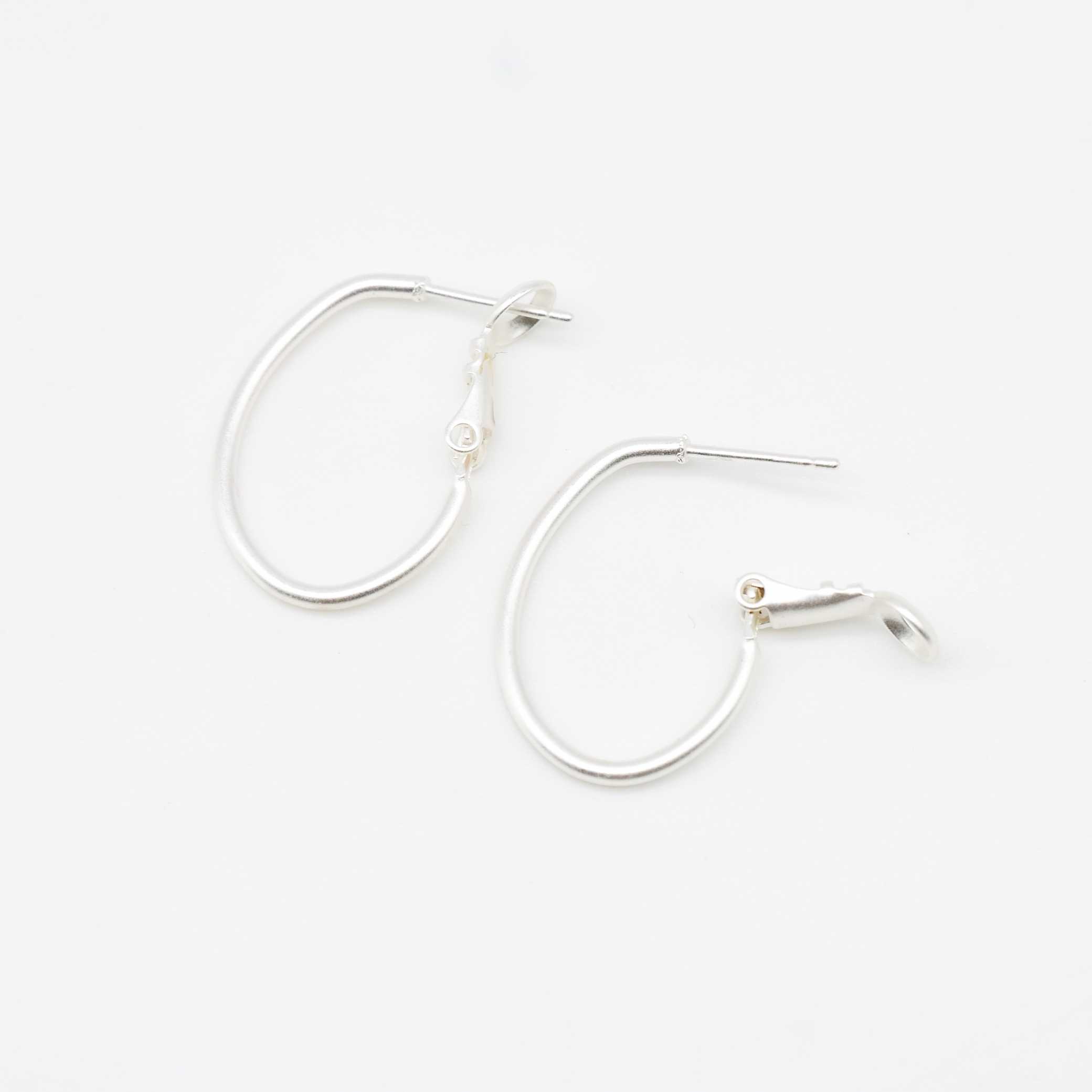 "Circle", filigrane ovale Creole versilbert ca. 23 x 18 mm 