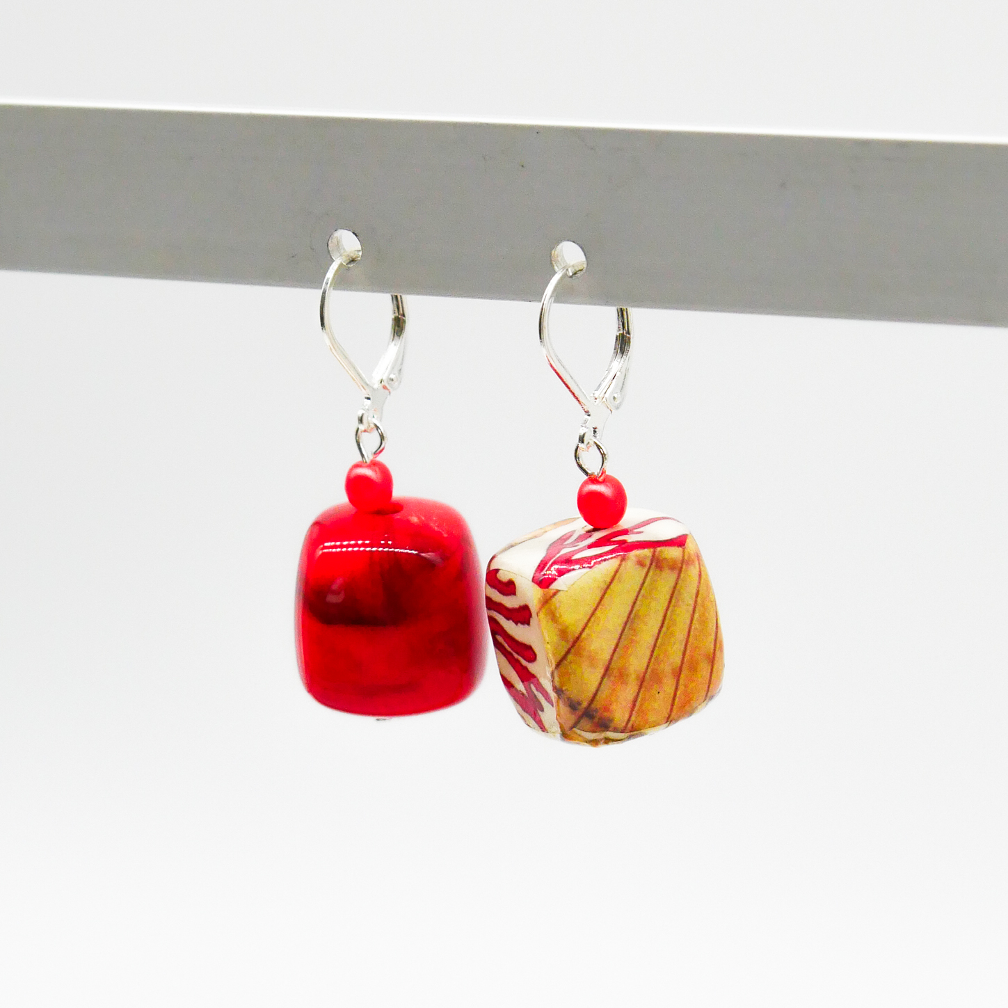 "Summer-Feeling" Ohrring "Cube" Resin- und Papercoated Perlen, rot