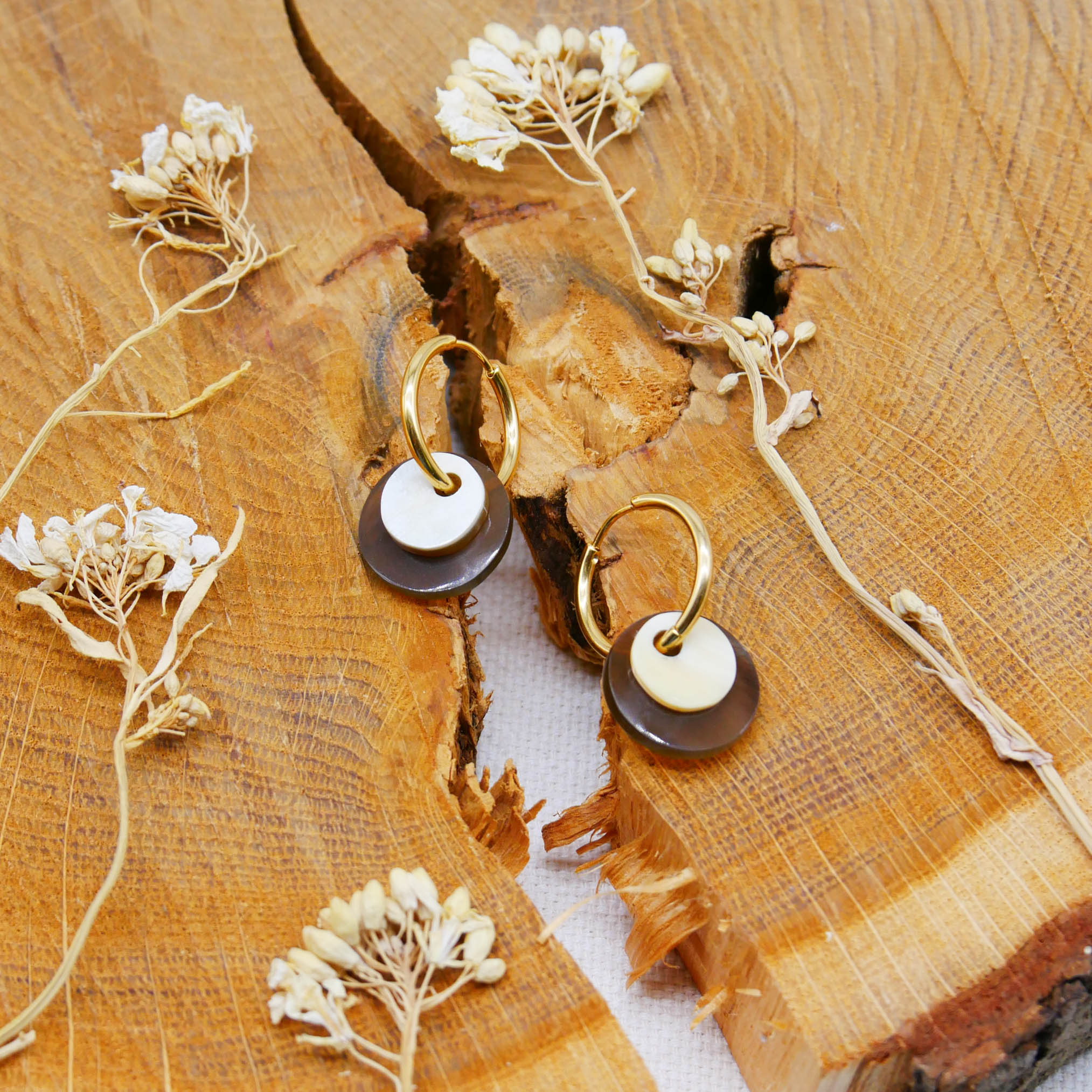 "Craft-Art" Ohrring "kleine Plättchen" braun und weiß, vergoldete Edelstahlcreole