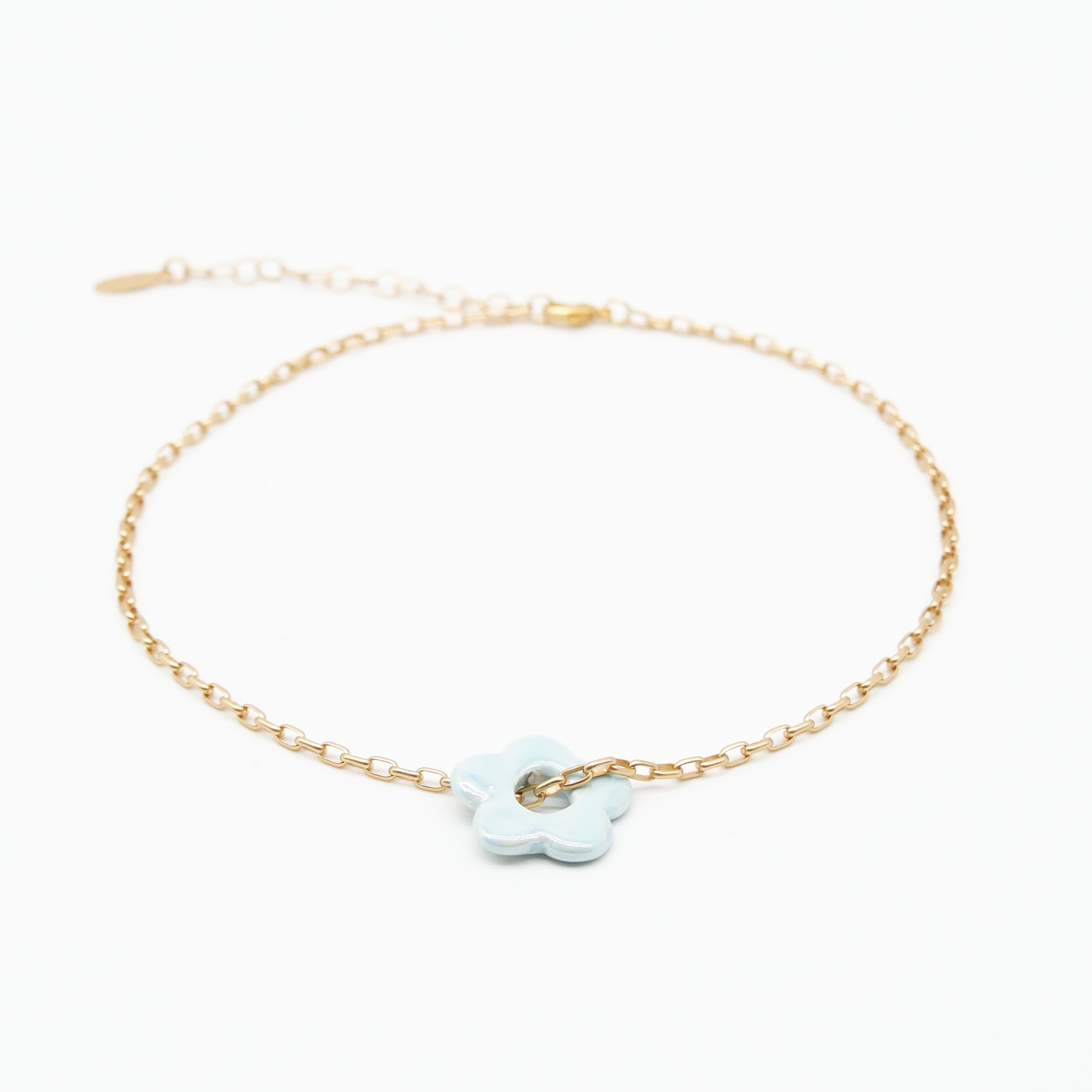 "Summer-Feeling", Kurze Metallkette vergoldet, Keramikblume blue "Summer-Feeling", Kurze Metallkette vergoldet, Keramikblume blue