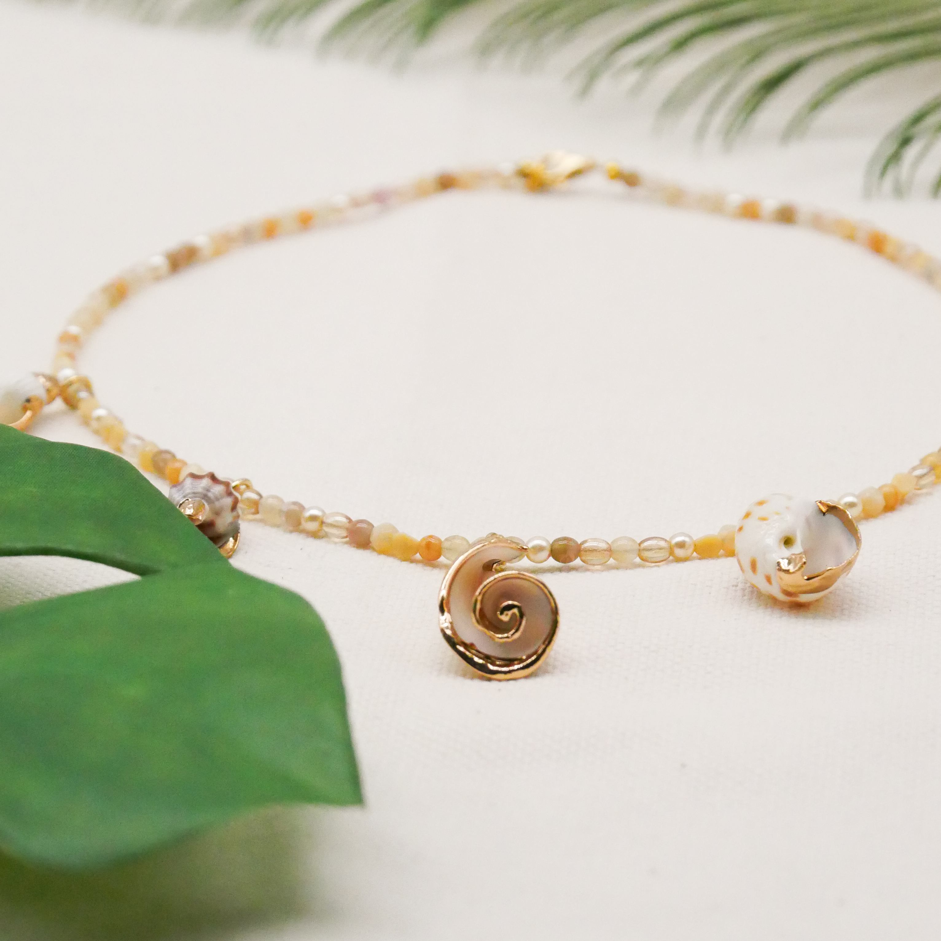  "Shell" Kette mit verschiedenen Strandschnecken Anhängern, kleine Glasperlen, sand 