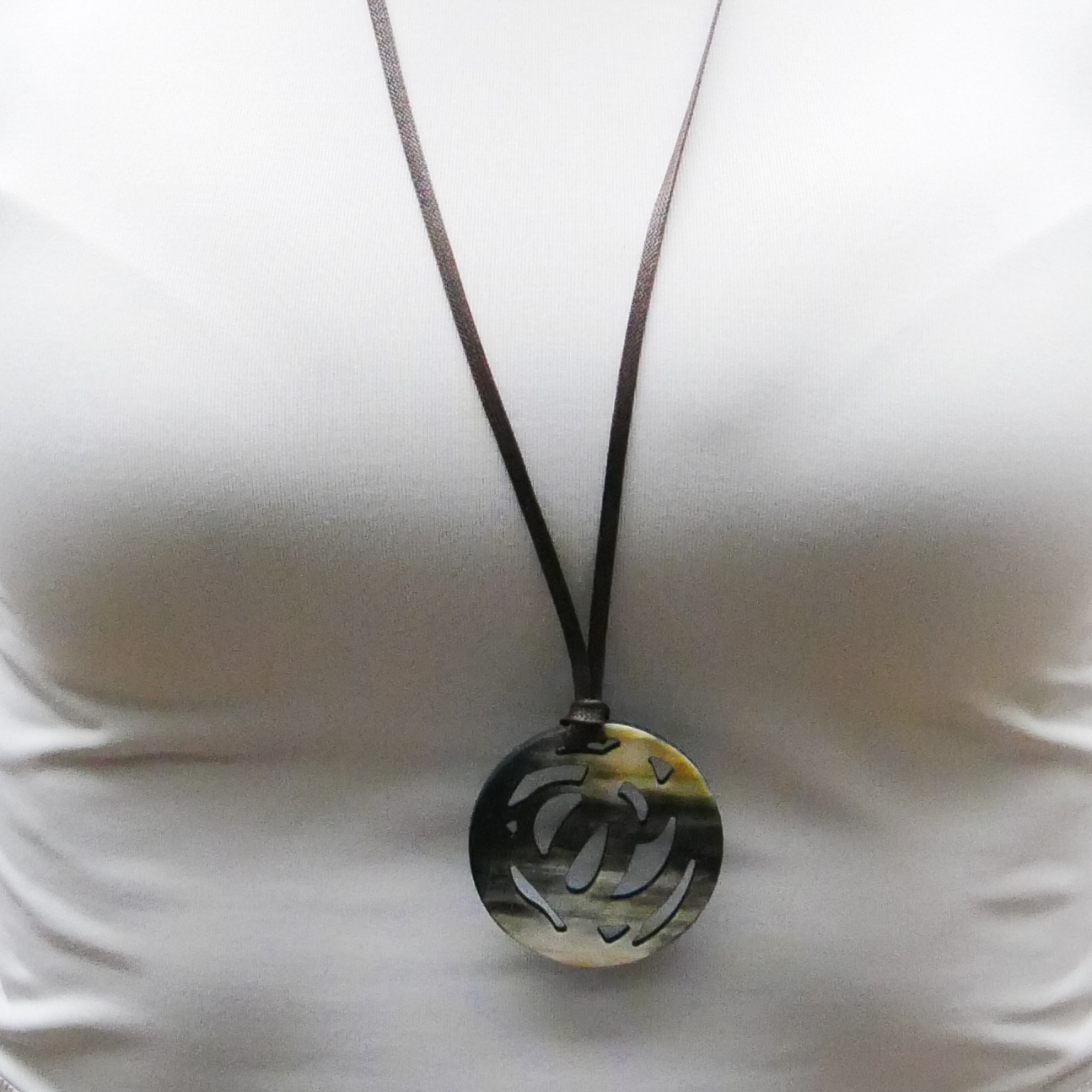  "Craft-Art", runder Hornanhänger Ø ca. 53 verspieltes Design, Syntetikband, marble Horn 