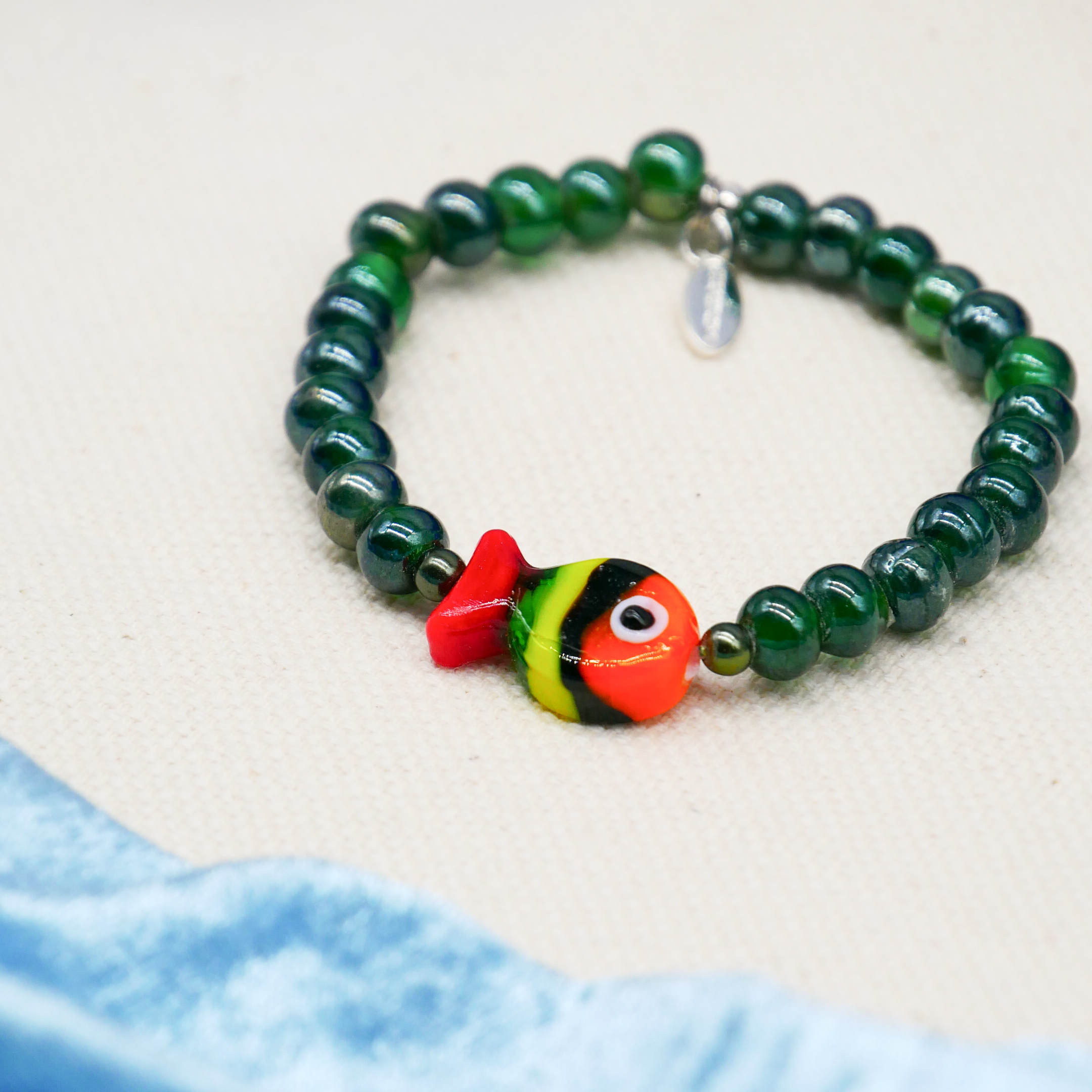 "Summer Feeling" Armband auf Gummi "Fisch" Glasperlen moos