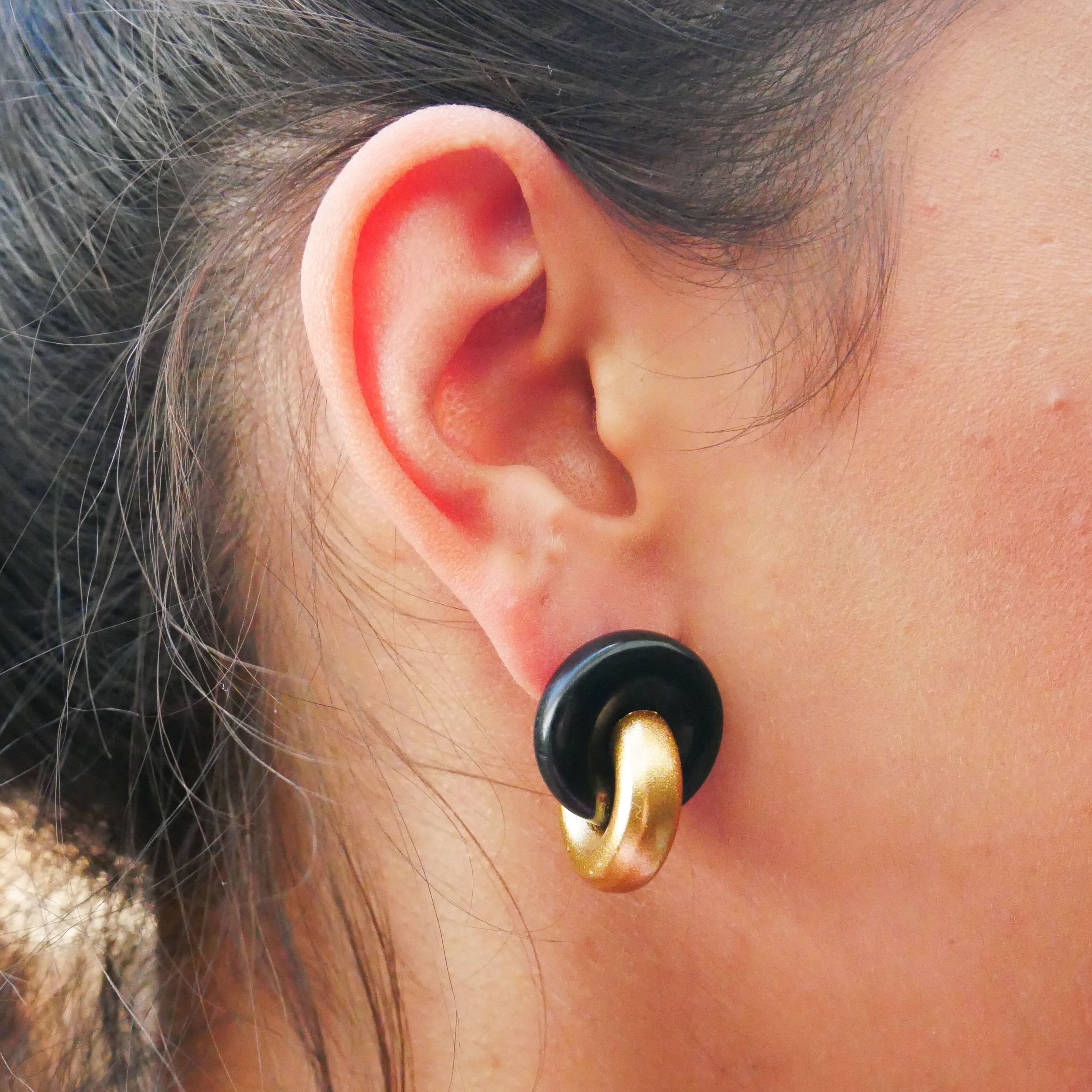  "Craft-Art", Ohrstecker zwei dicke Reife 90 Grad versetzt schwarzes Horn, Lack gold 