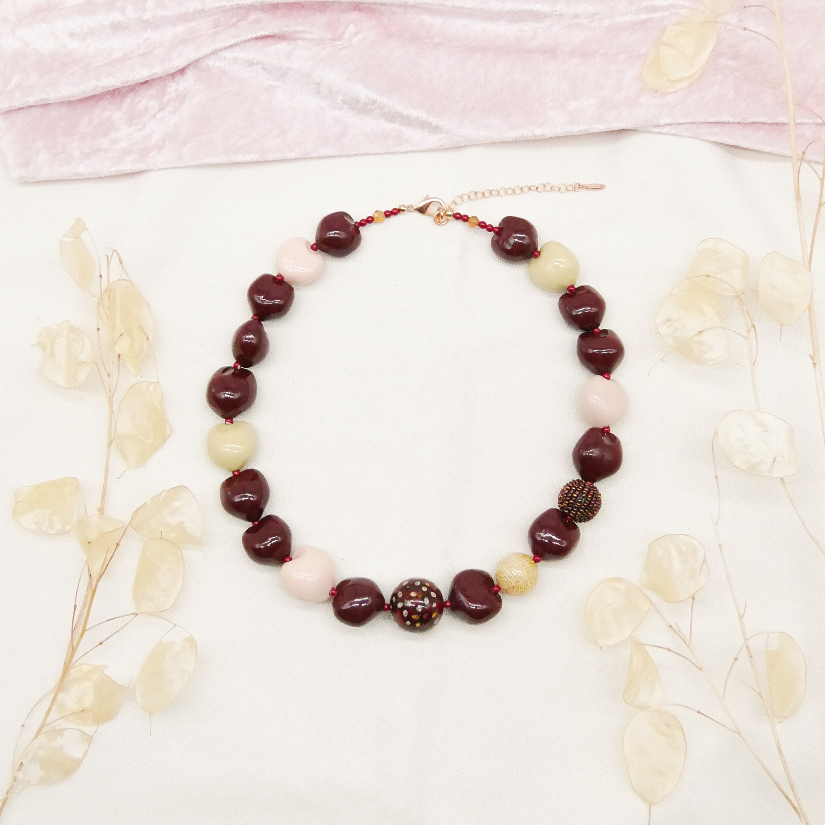  "Summer Feeling" Kette ca. 60 cm, Lumba Samen, Glasperlen, Resin Perle, wein 