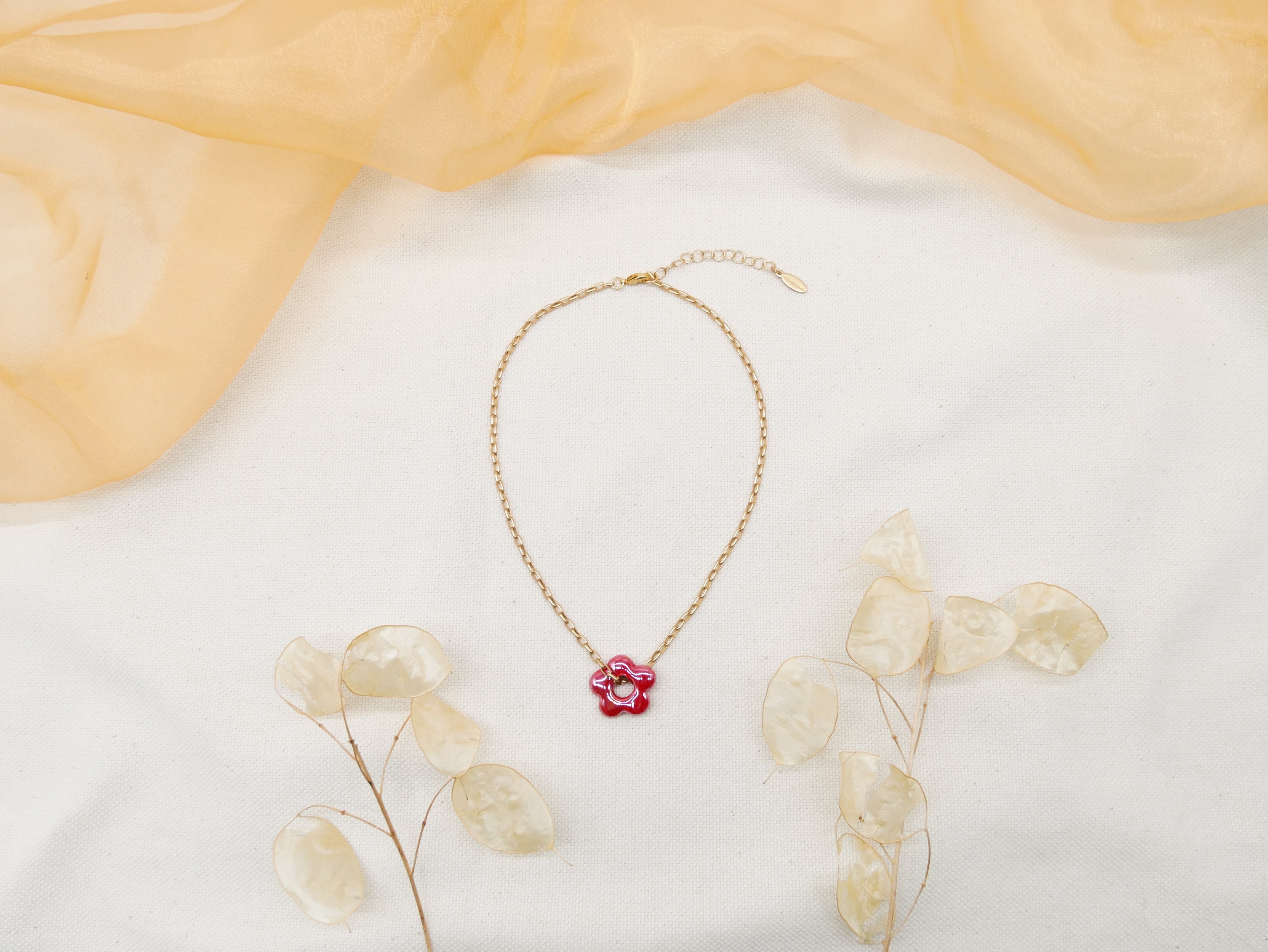 "Summer-Feeling", Kurze Metallkette vergoldet, Keramikblume red "Summer-Feeling", Kurze Metallkette vergoldet, Keramikblume red