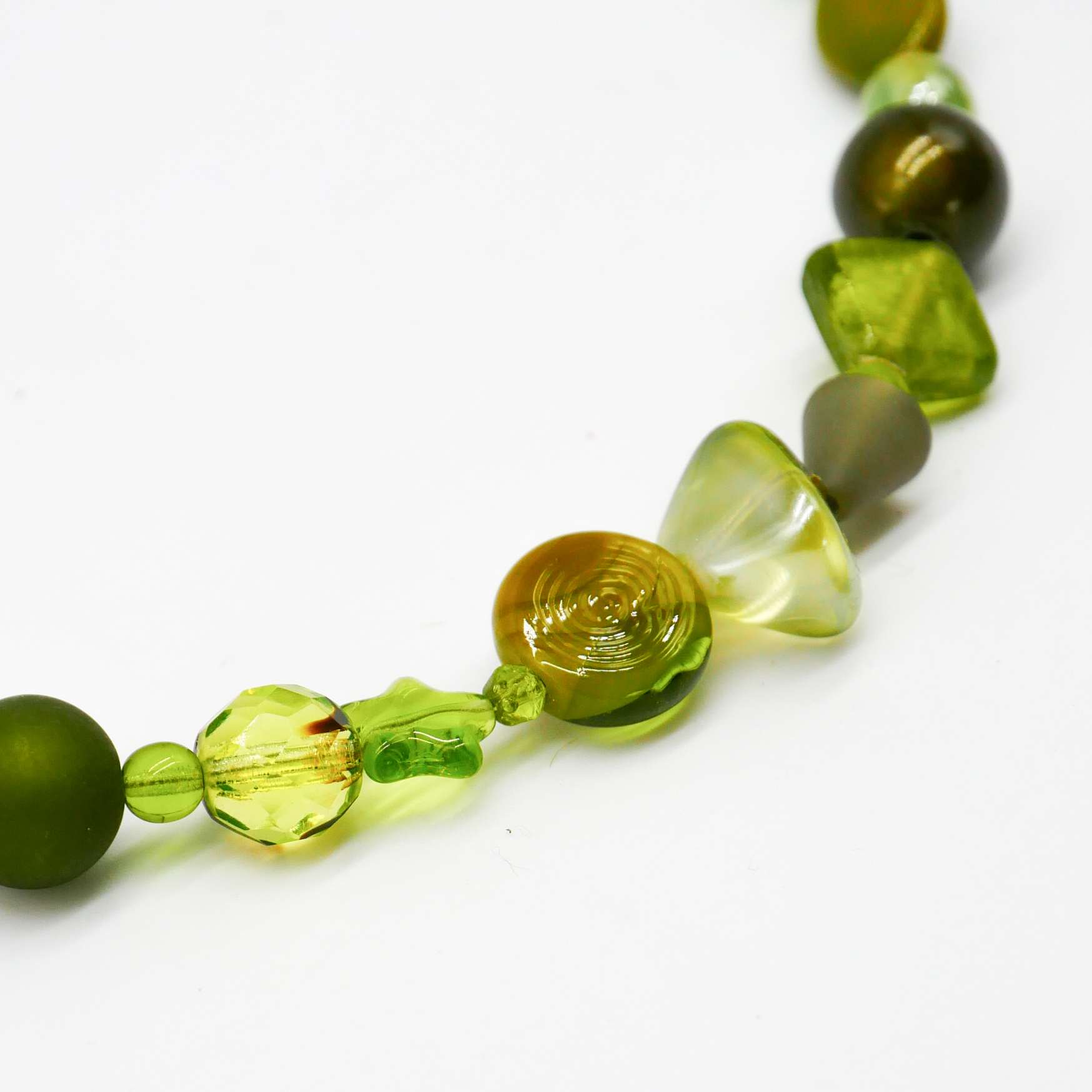 "Summer Feeling",  Kette aus verschiedenen Formen, Glas- und Resin Perlen, grün