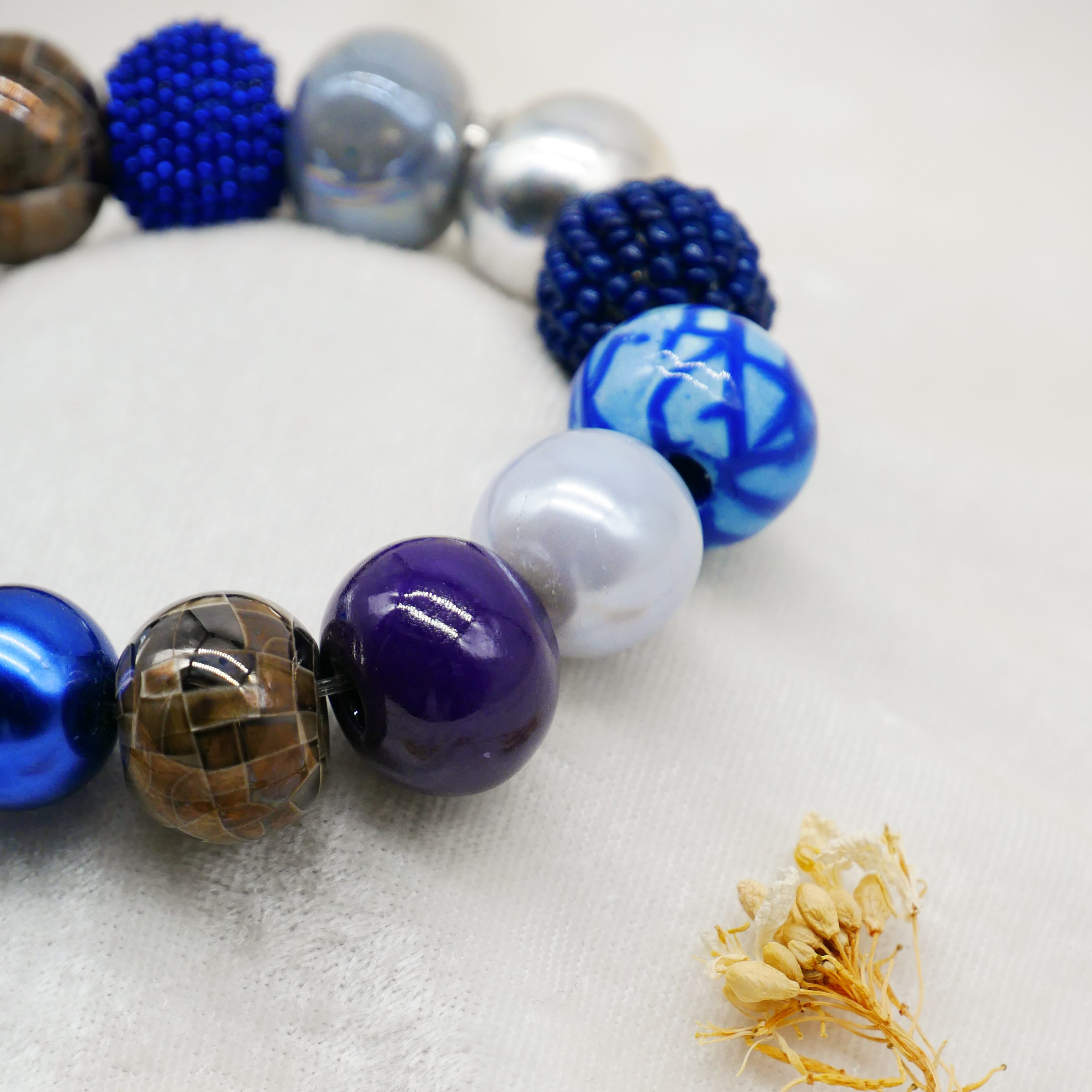  "Bollywood" Armband auf Gummi, blau-silber